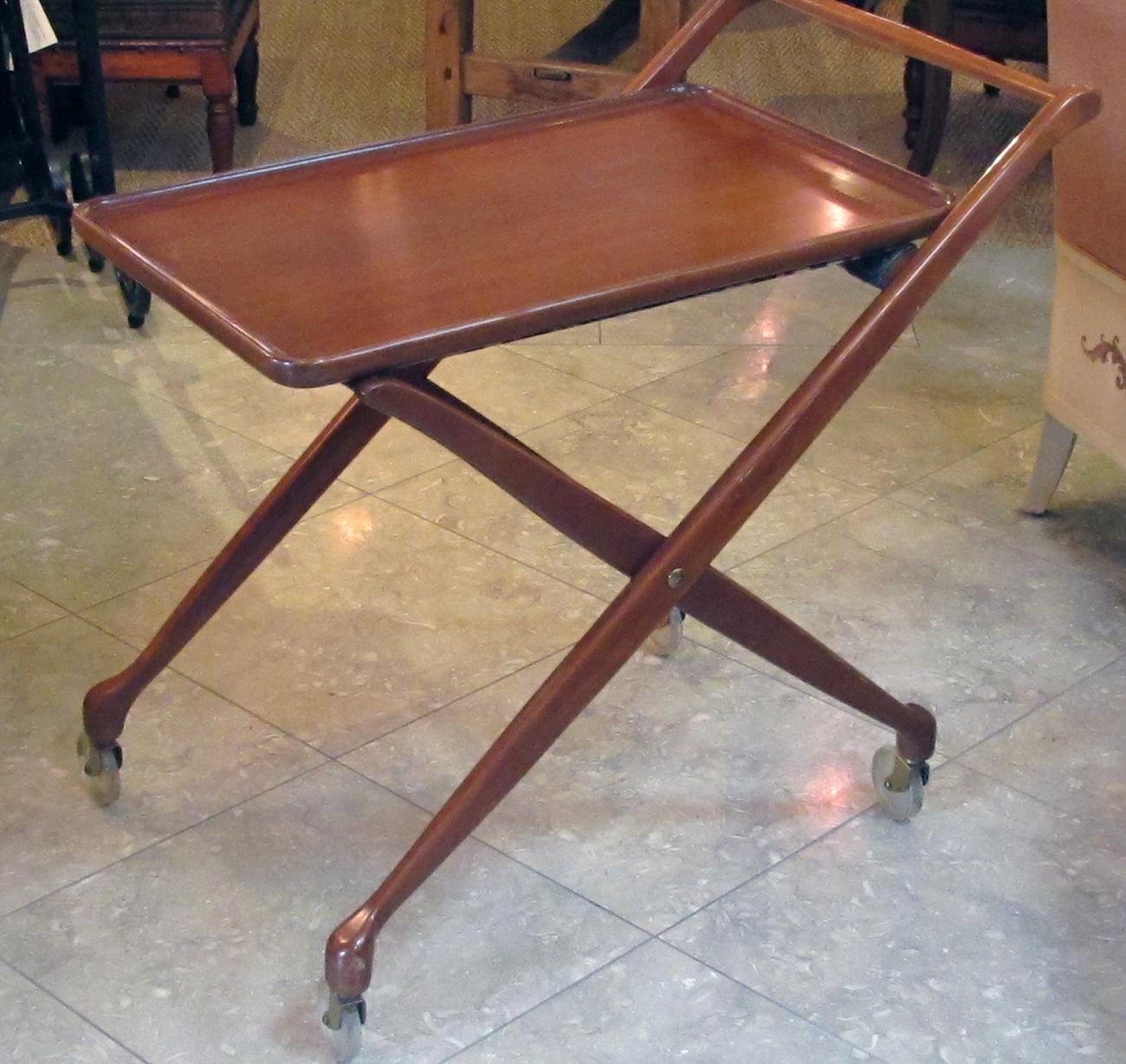 Mid-Century Modern Stylish Italian Mid-century Cherrywood Bar/drinks Cart with Removable Tray For Sale