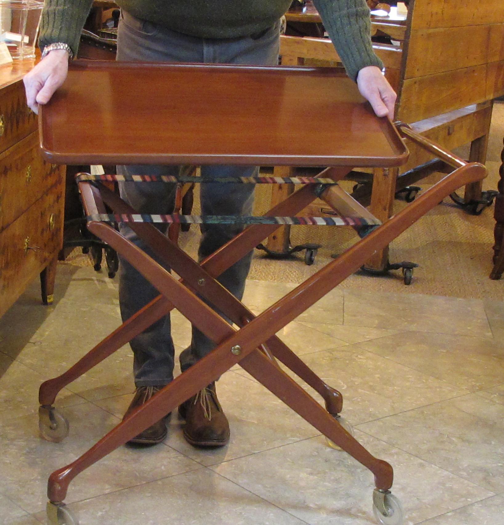 20th Century Stylish Italian Mid-century Cherrywood Bar/drinks Cart with Removable Tray For Sale