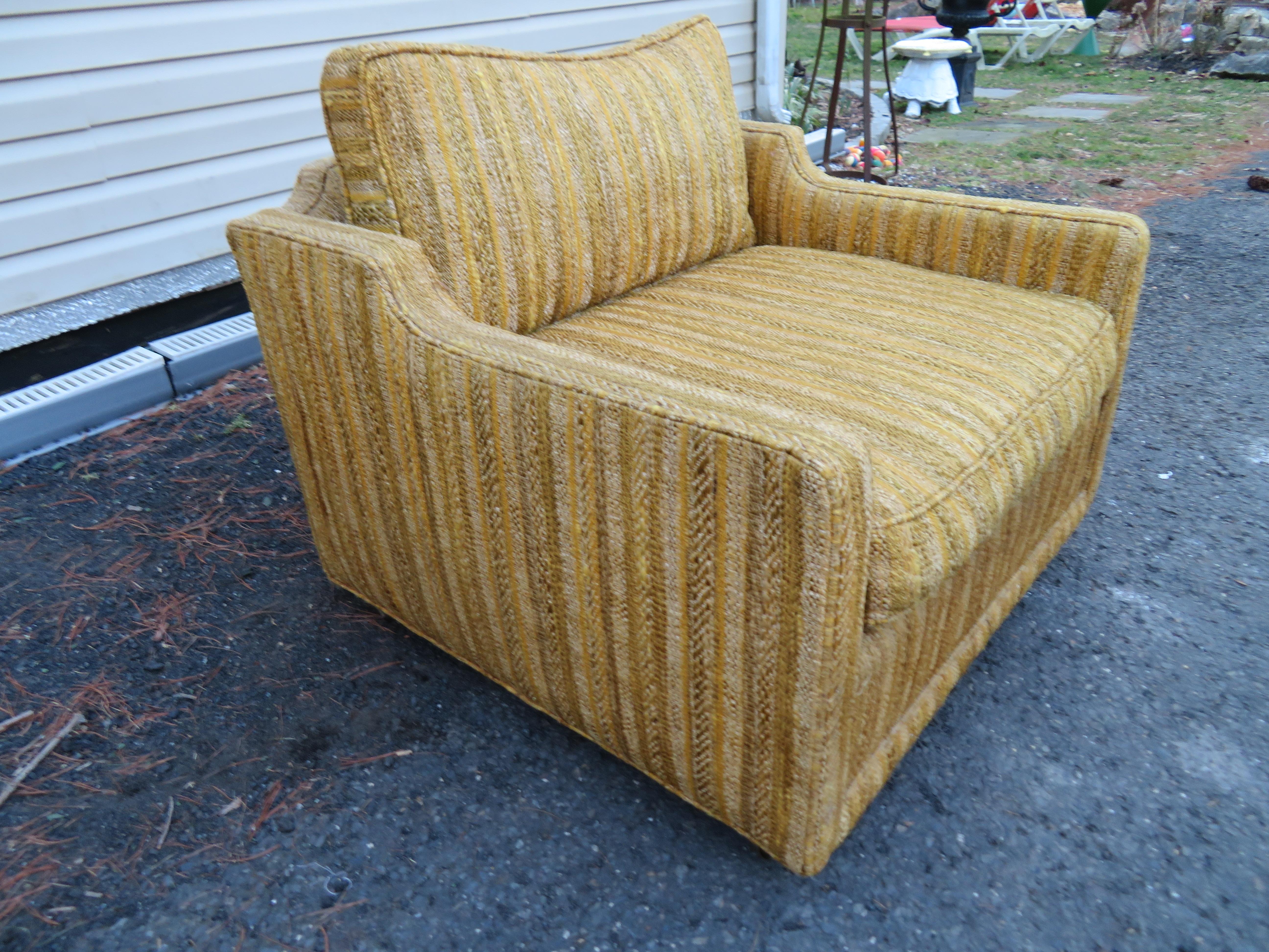 Stylish John Widdicomb Rolling Lounge Chair and Ottoman Mid-Century Modern In Good Condition For Sale In Pemberton, NJ
