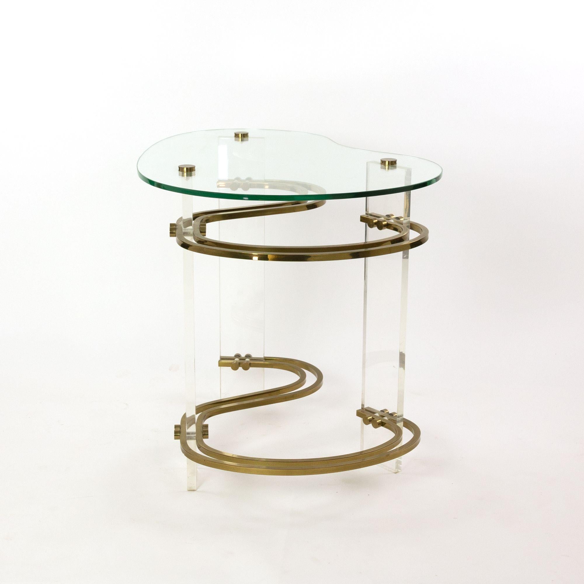 Late 20th Century Stylish Kidney-Shaped Glass and Lucite Side Table with Brass Stretchers