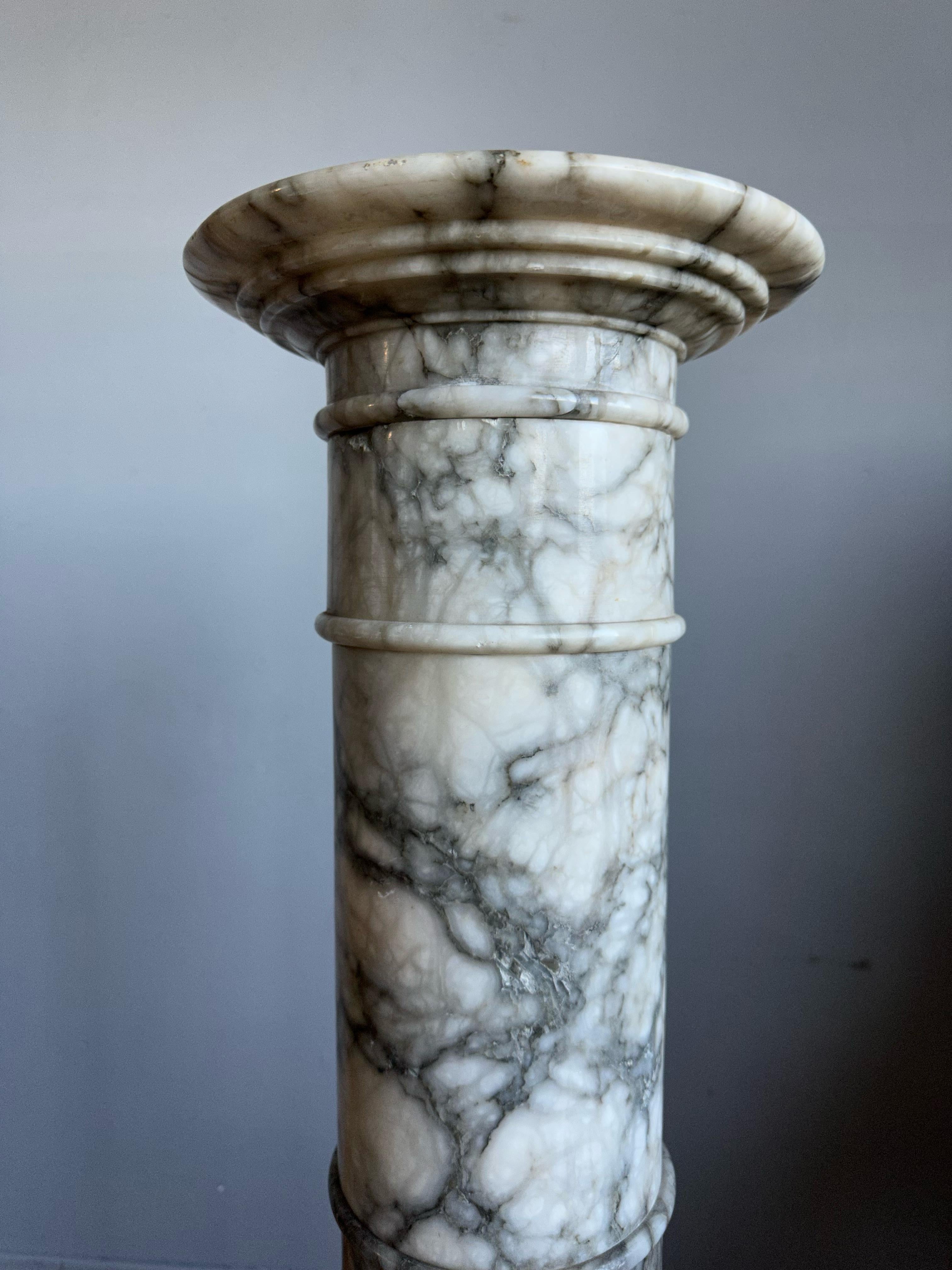 Romain classique Élégant piédestal ou porte-plante italien de la fin du XIXe siècle, fait à la main, en forme de colonne d'albâtre en vente