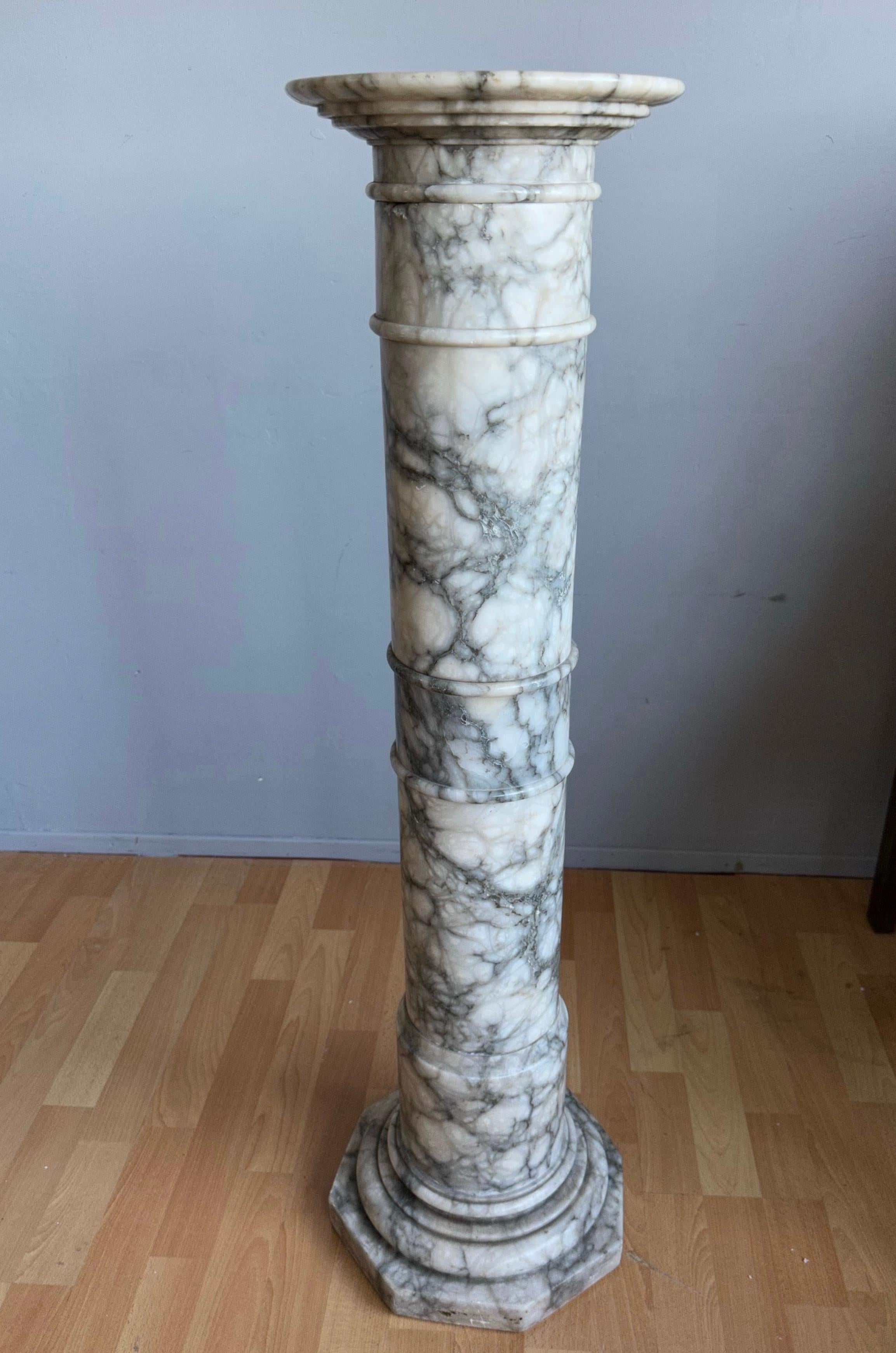 Élégant piédestal ou porte-plante italien de la fin du XIXe siècle, fait à la main, en forme de colonne d'albâtre en vente 1