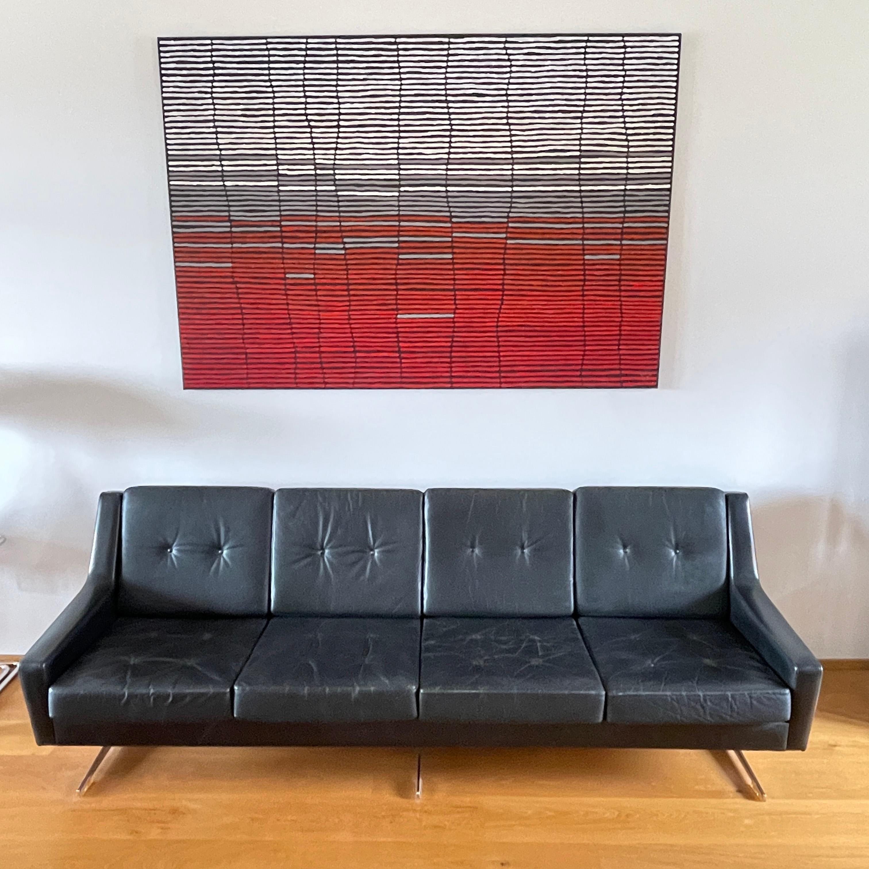 Canapé scandinave en cuir à 4 places de la fin des années 1960 et du début des années 1970. Sellerie d'origine en cuir noir dans un état proche de l'immaculé. Trois jambes minimales avec des extrémités platiques. On pense qu'il a été fabriqué au
