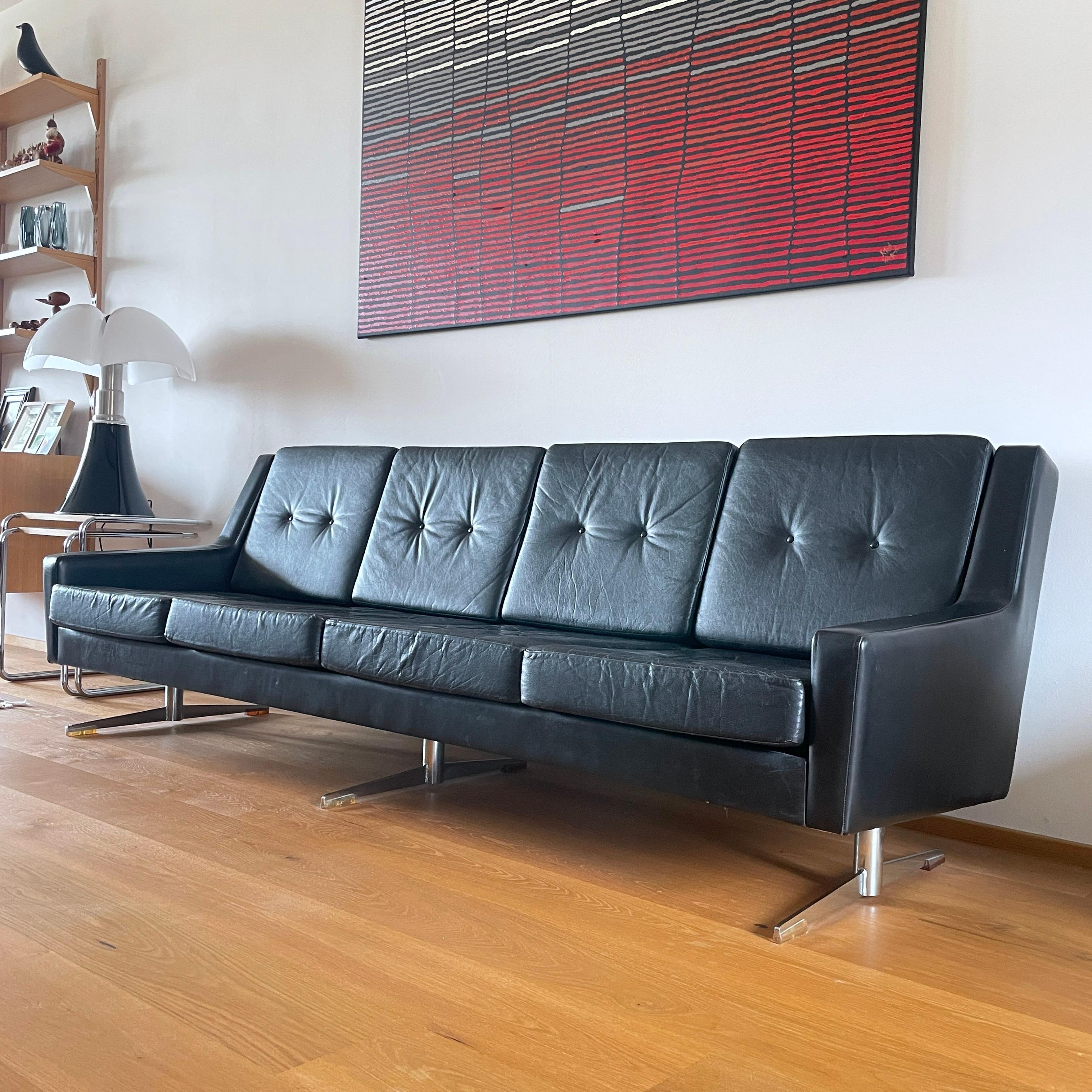 20ième siècle Canapé scandinave en cuir à 4 places de la fin des années 1960 et du début des années 1970 en vente