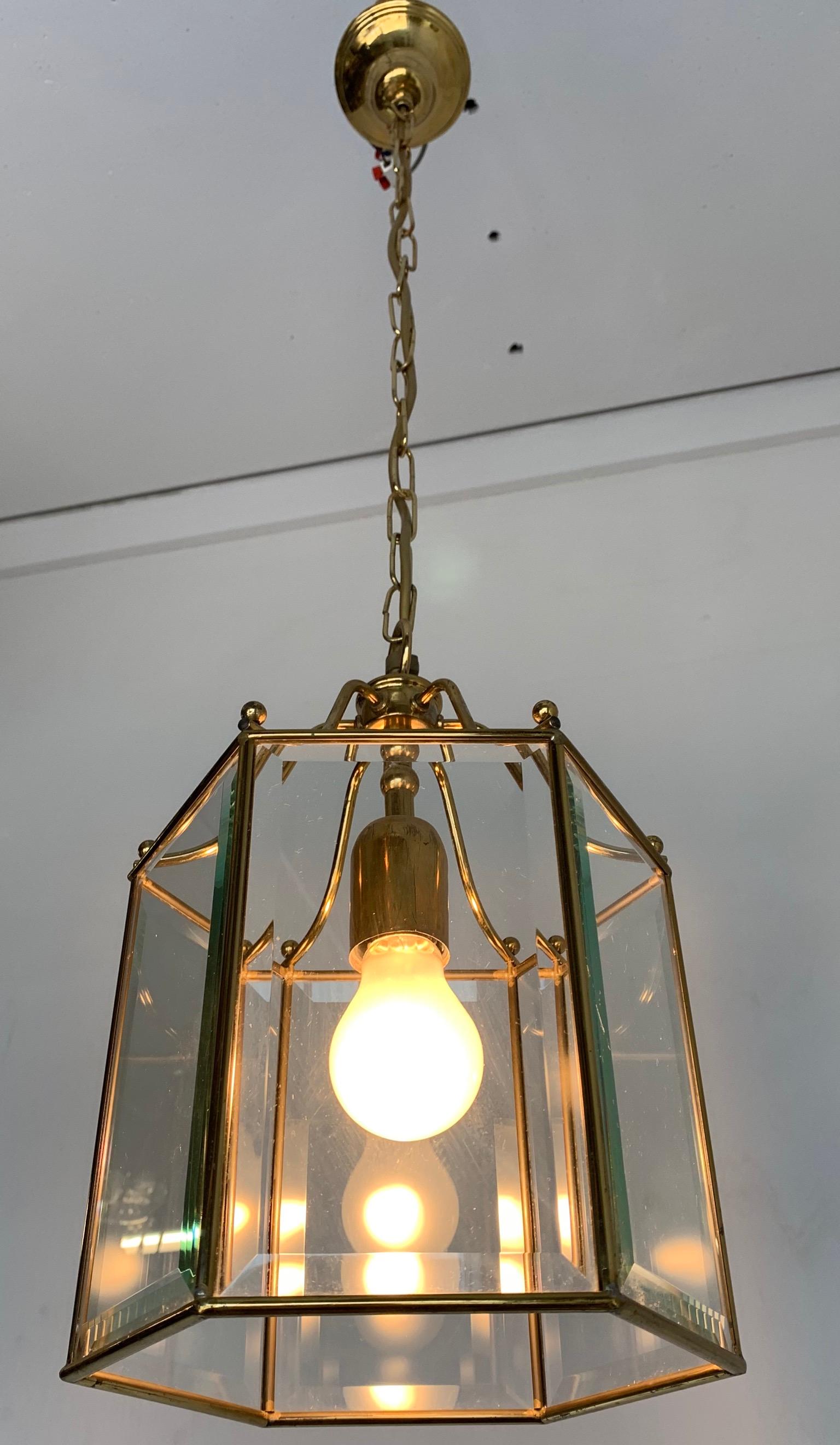Biseauté Élégante lampe à suspension hexagonale en laiton et verre biseauté de la fin du XXe siècle en vente