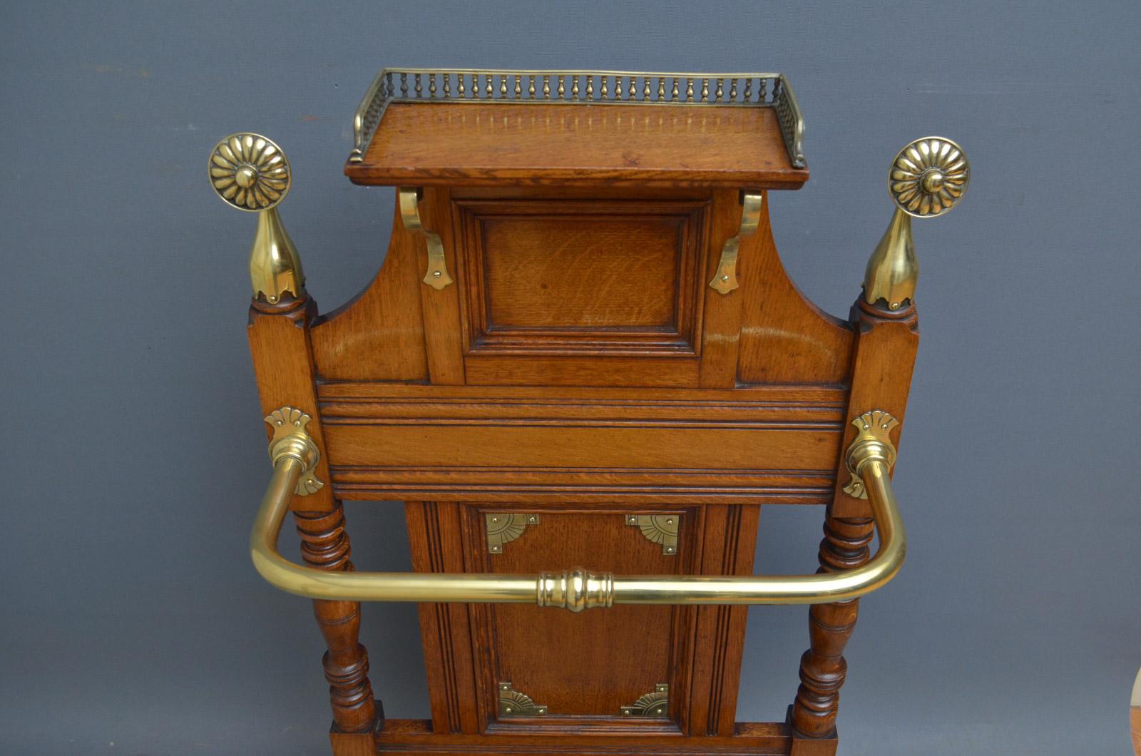 Stylish Late Victorian Oak Hall Stand In Good Condition In Whaley Bridge, GB