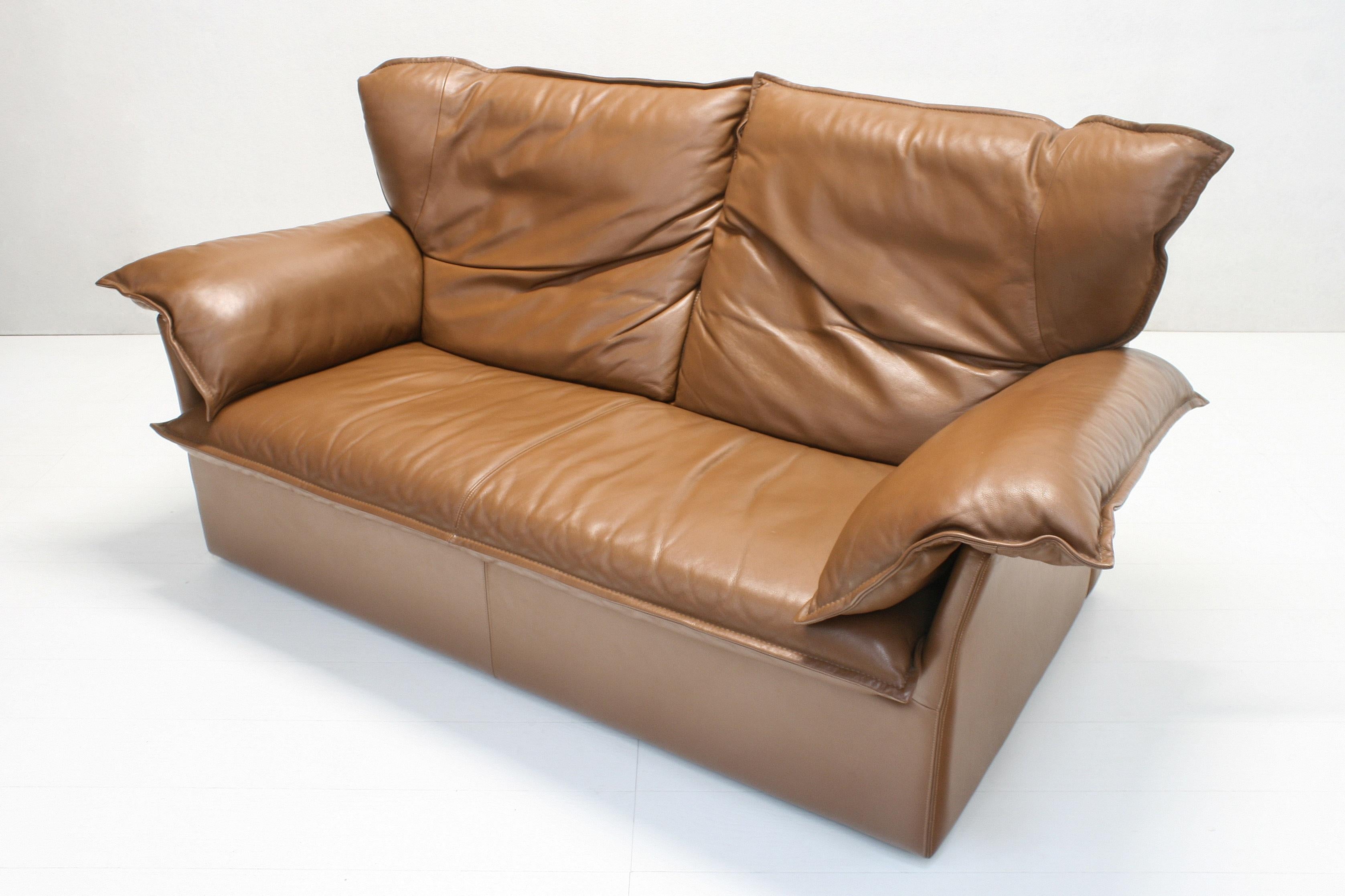 Stilvolles zweisitziges Leder-Sofa mit gefüllter Ohrensessel und Daunenlehne von Durlet, 1970er Jahre im Angebot 1