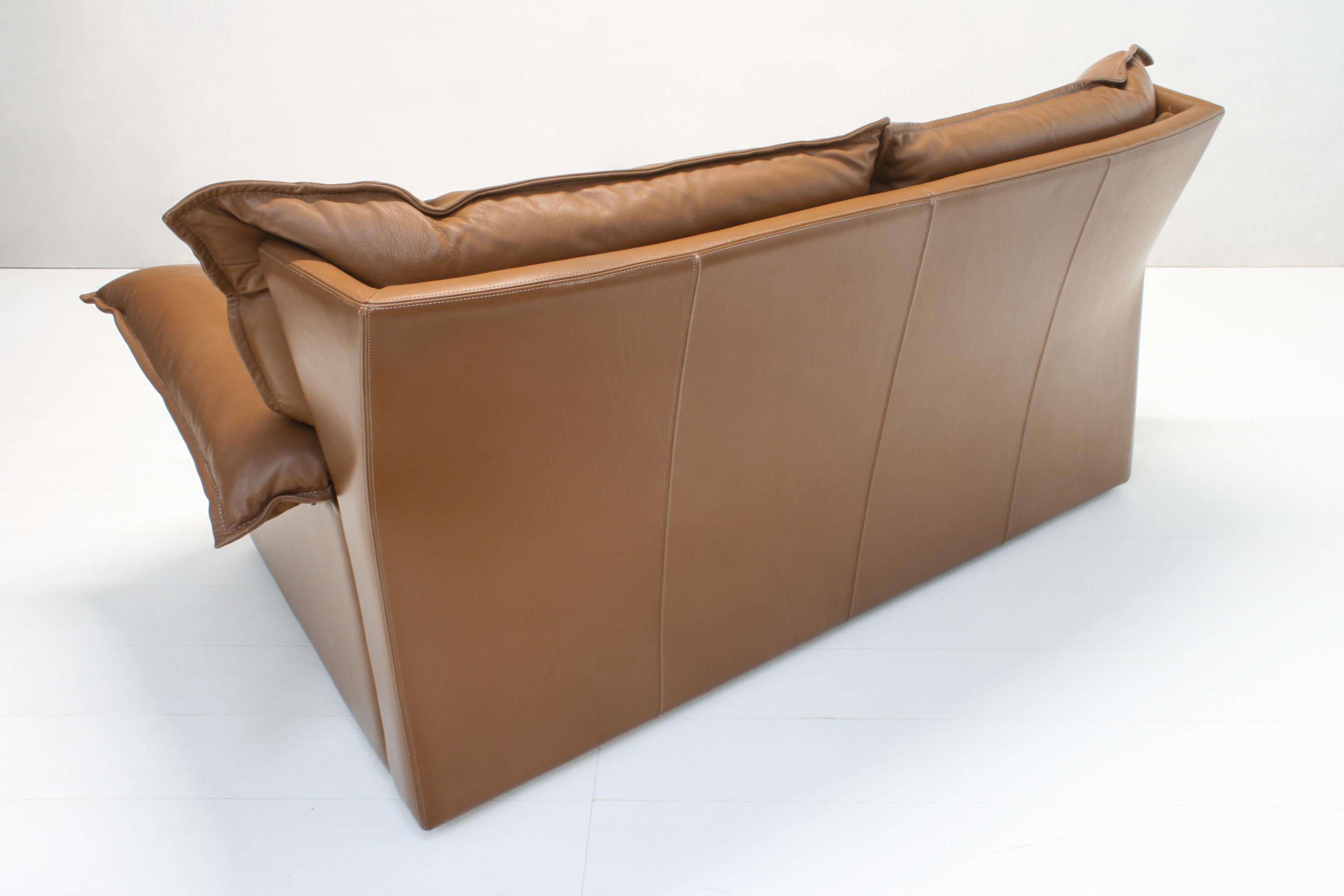 Stilvolles zweisitziges Leder-Sofa mit gefüllter Ohrensessel und Daunenlehne von Durlet, 1970er Jahre im Angebot 2