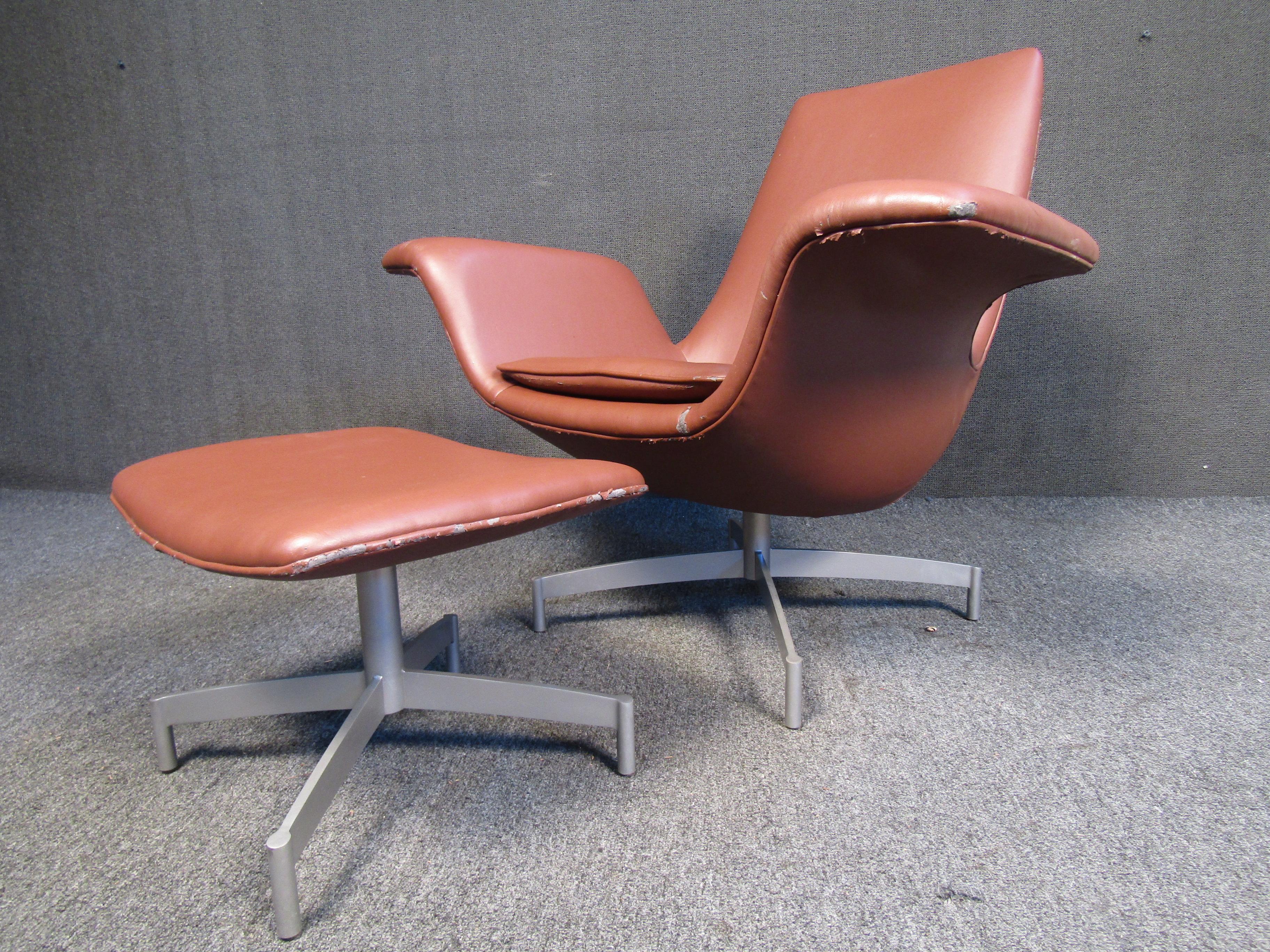 Mid-Century Modern Stylish Leather Lounge Chair with Matching Ottoman For Sale