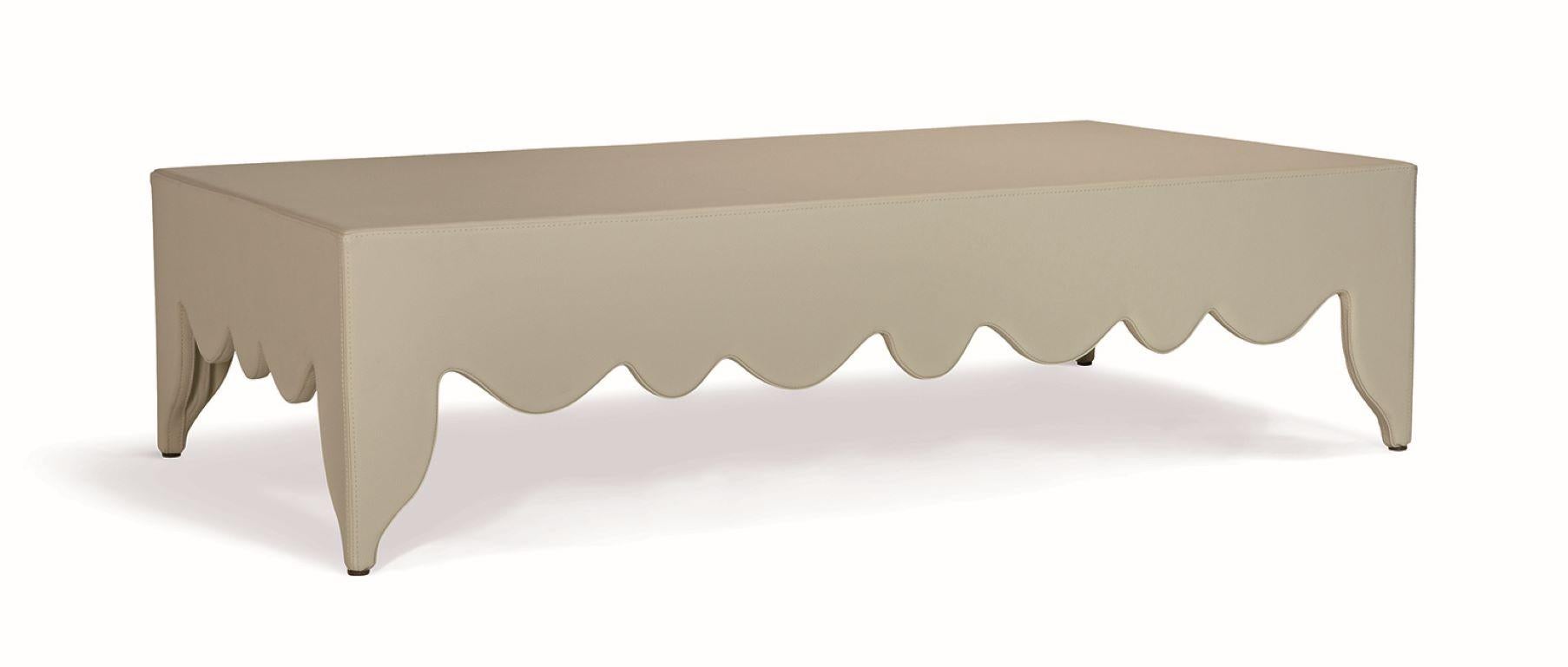 Stilvoller, niedriger, quadratischer Couchtisch aus Leder, gepolstert und anpassbar (Moderne) im Angebot