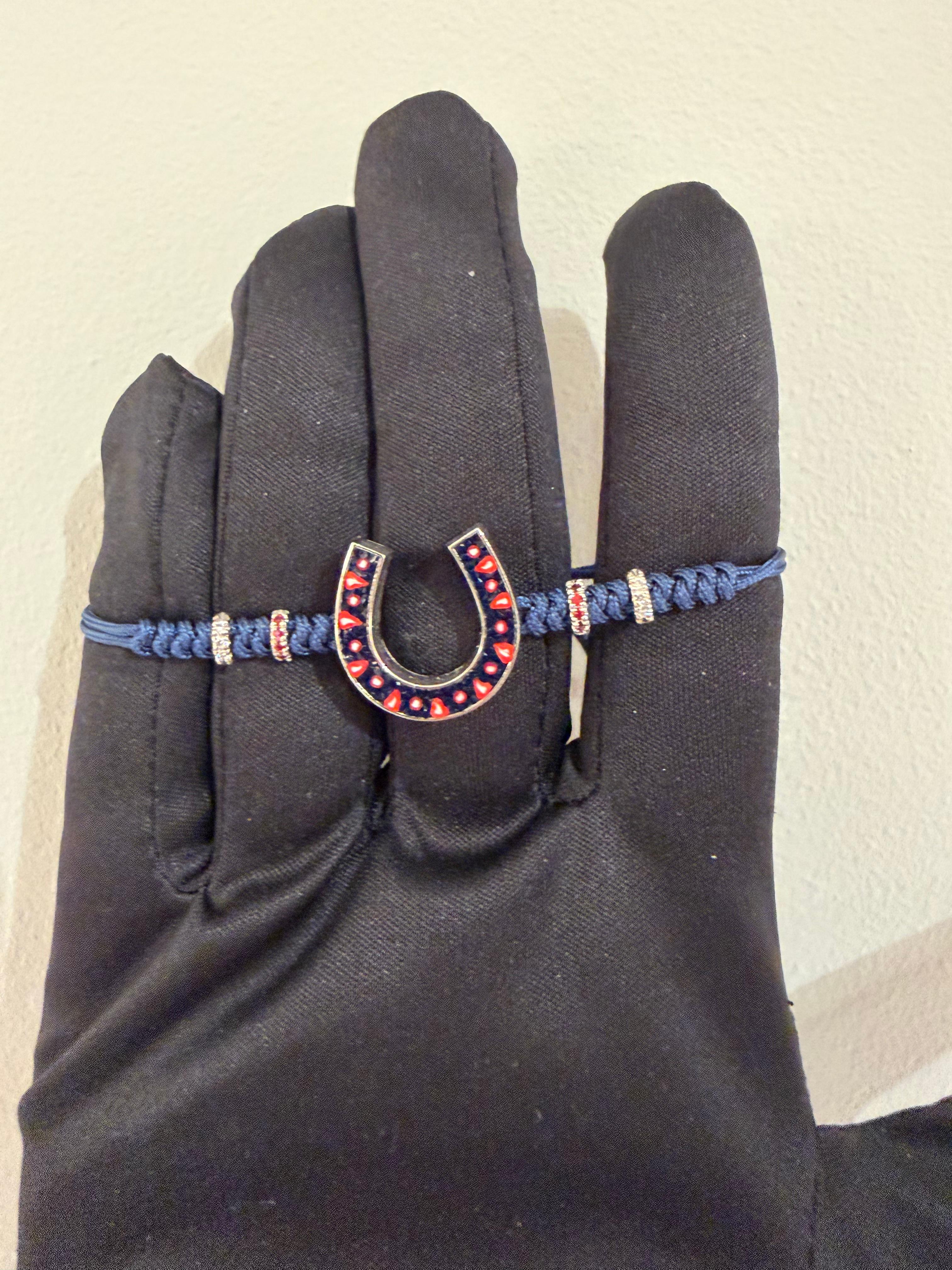 Les artistes de la micro-mosaïque ont tissé à la main de minuscules tiges d'émail vénitien obtenues par la fusion à haute température de neuf couleurs de base avec de la poussière de diamant, réalisant ainsi des combinaisons infinies de tons et de