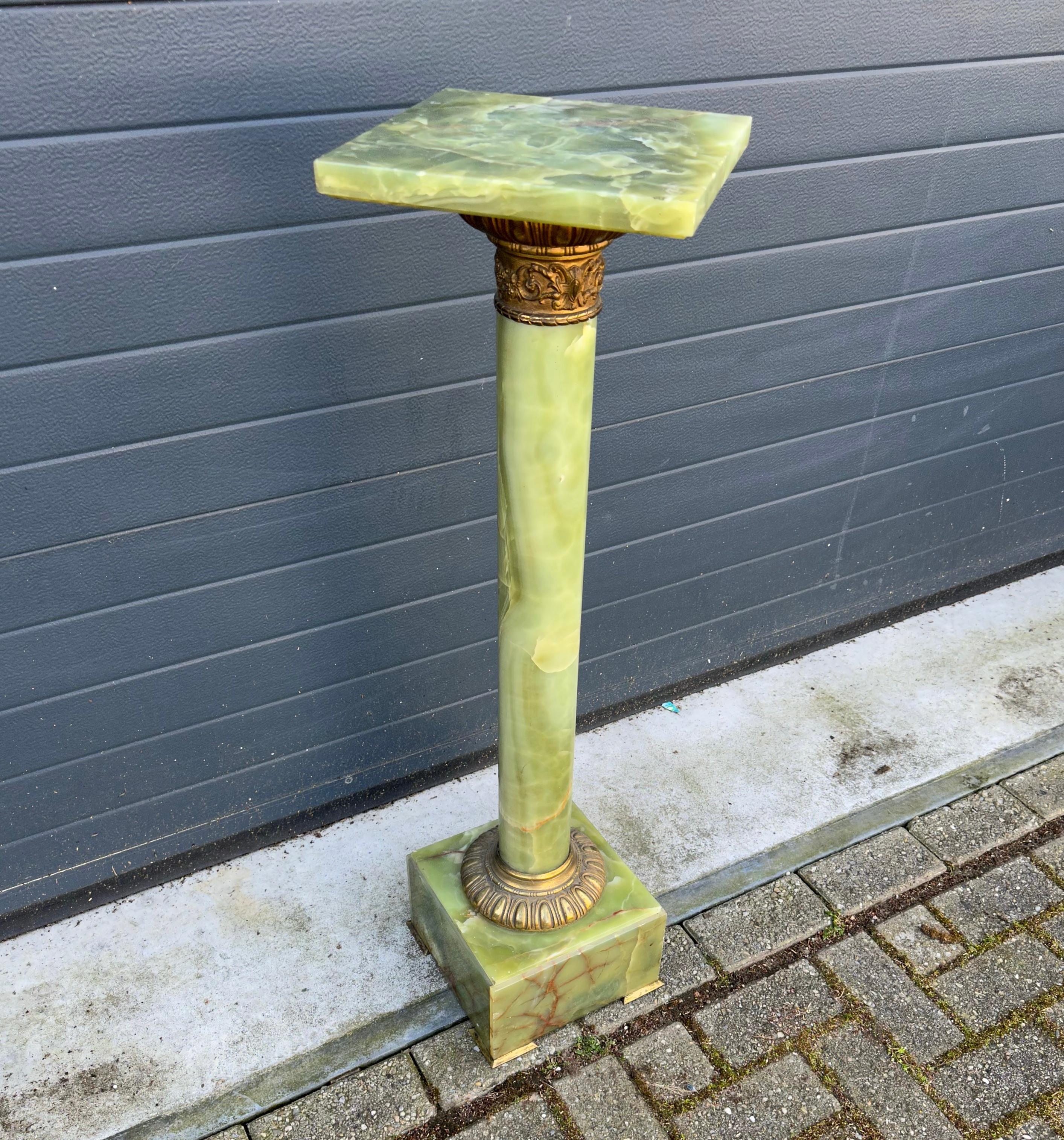 Wonderful column pedestal with a rotating top for perfectly displaying a work of art or otherwise.

This antique and classical design pedestal is perfect for showcasing an antique sculpture or bust. The slight wear, the shape and the wonderful