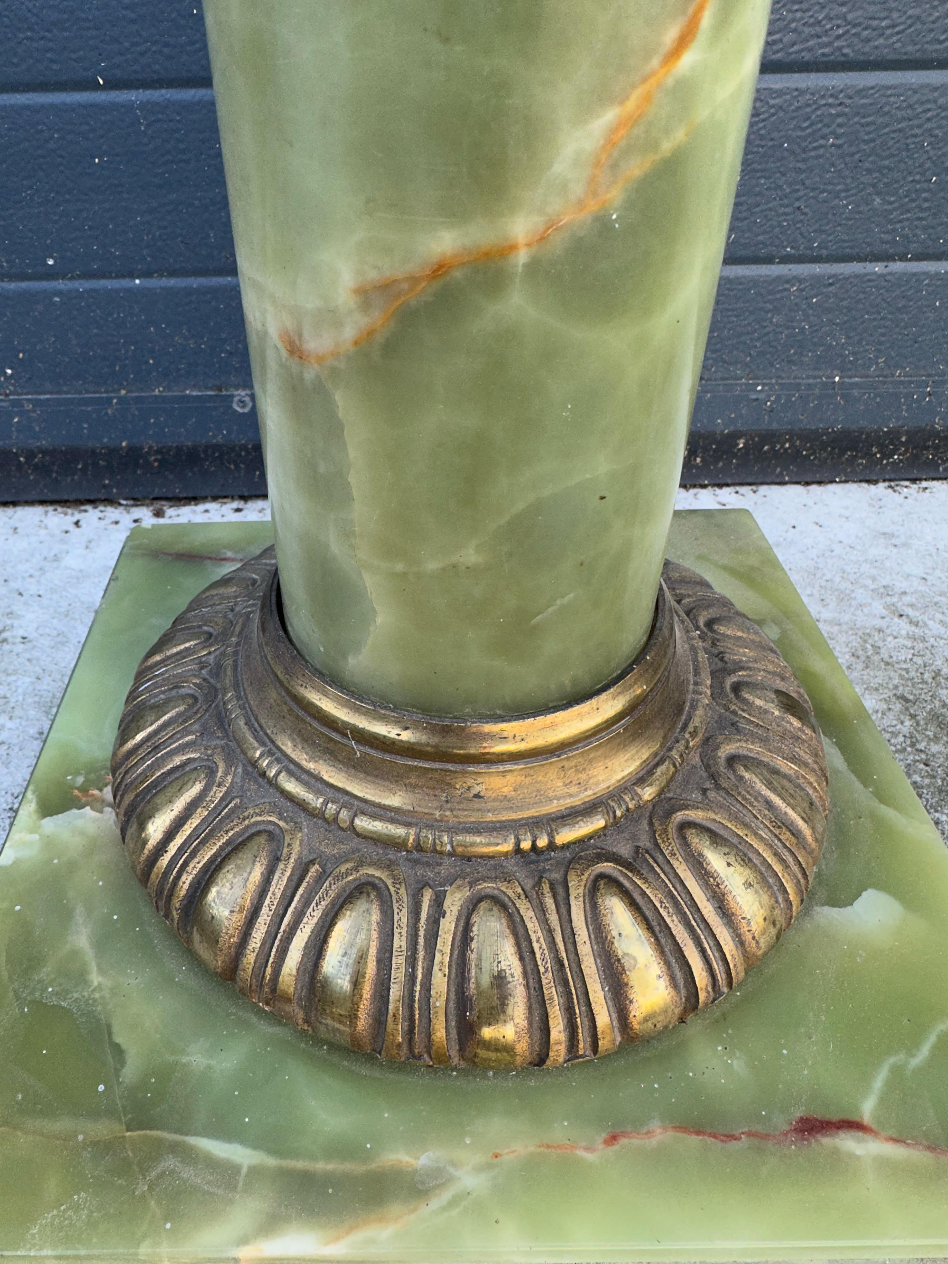 Stylish & Majestic Looking Antique, Green Onyx and Bronze Column Pedestal Stand In Good Condition For Sale In Lisse, NL