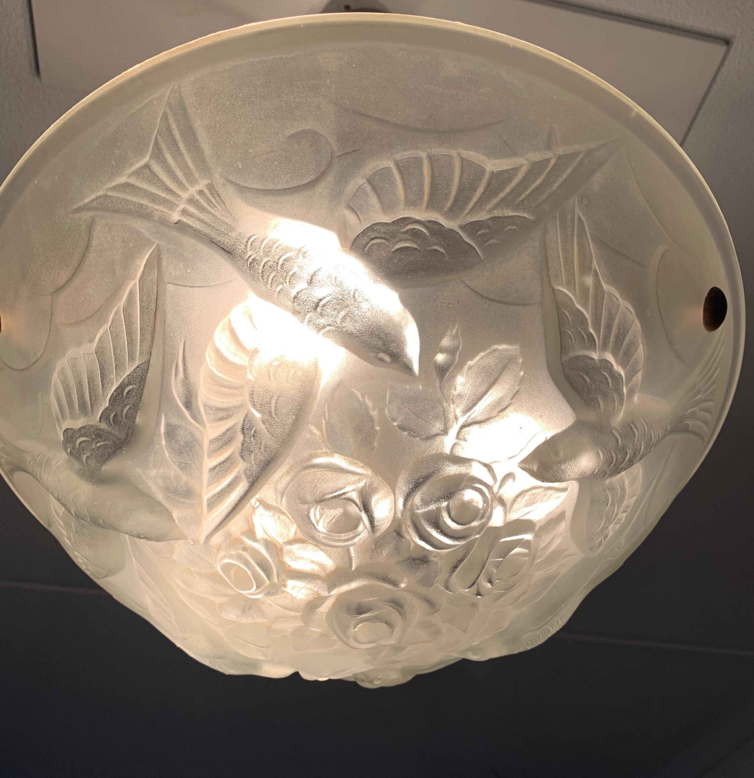 Stylish & Meaningful Art Deco Chandelier, Frosted Glass w. Flying Pigeons Sabine In Excellent Condition In Lisse, NL