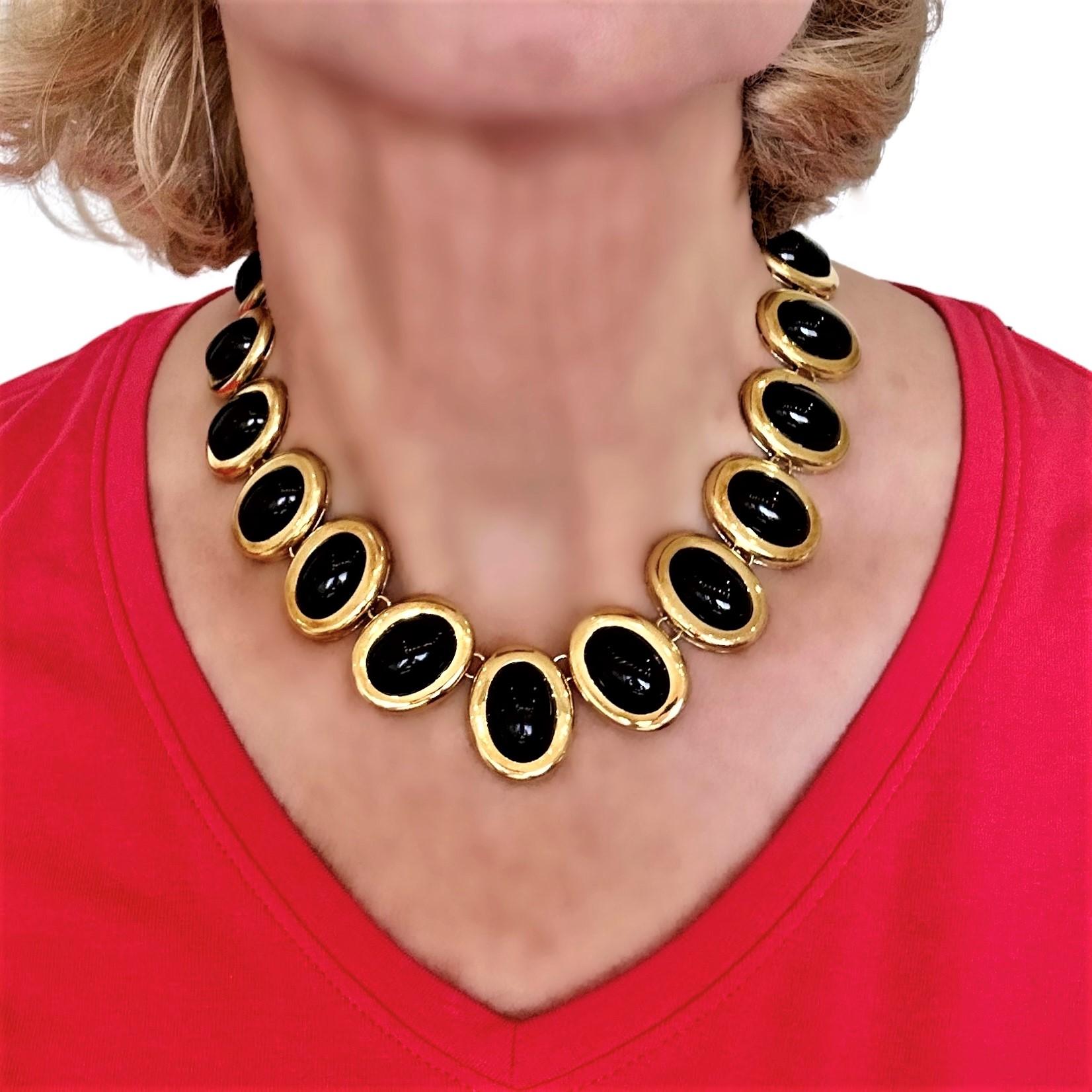 Stylish Mid-20th Century 18K Yellow Gold and Black Onyx Choker Length Necklace In Good Condition For Sale In Palm Beach, FL