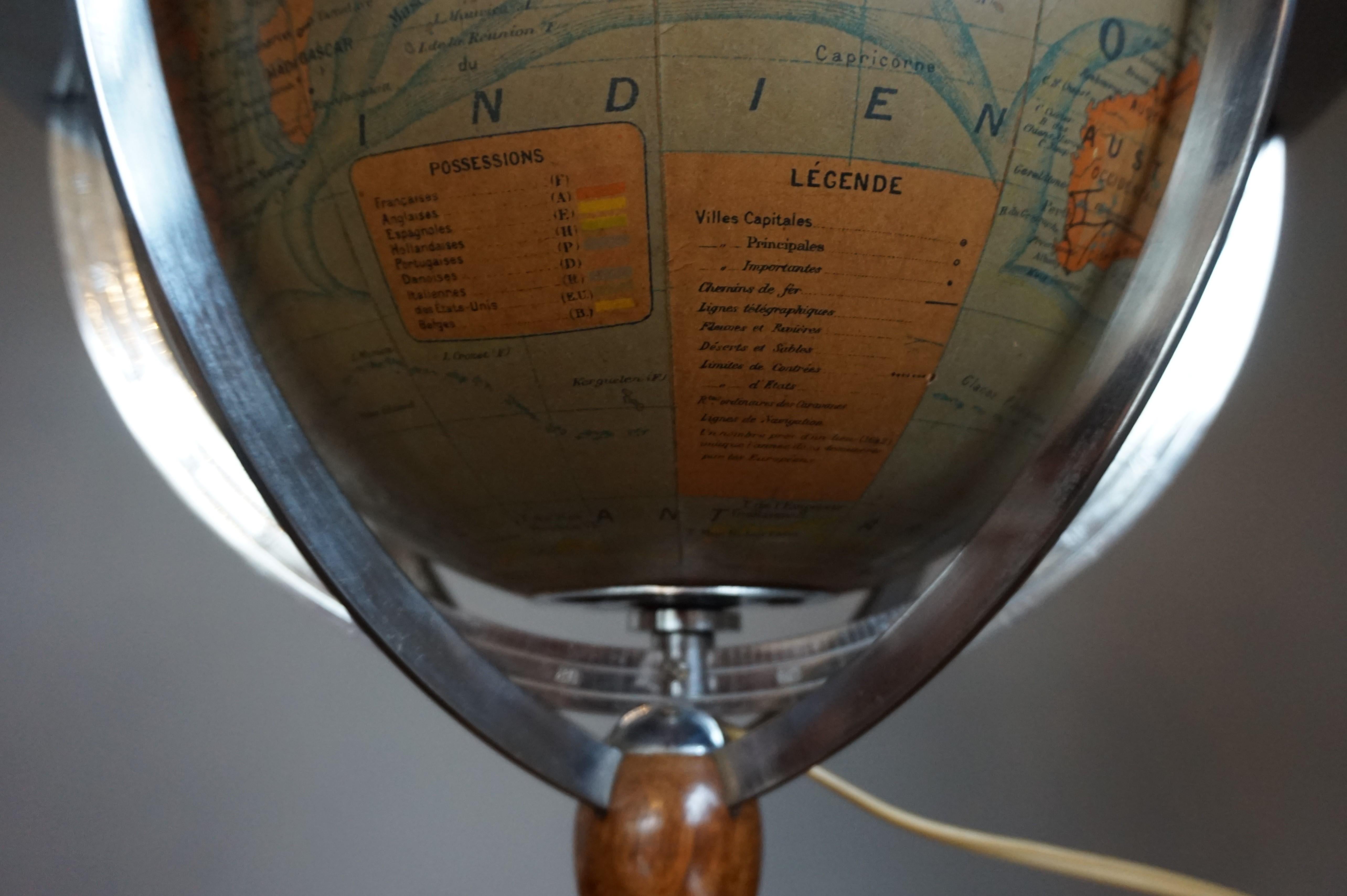 Élégant, de fabrication parisienne du milieu du 20e siècle, globe de bureau/de table terrestre avec lampe en vente 2