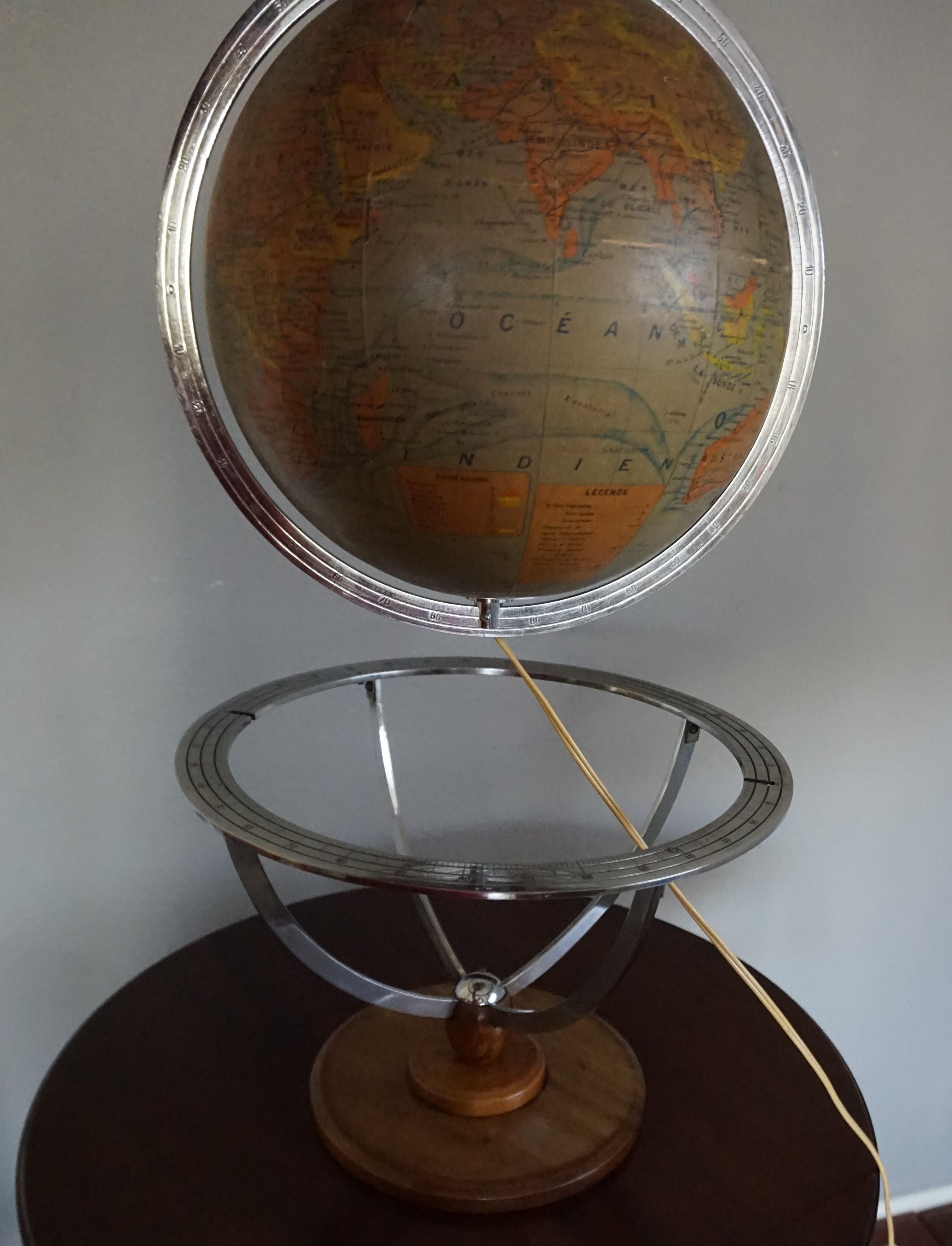 Élégant, de fabrication parisienne du milieu du 20e siècle, globe de bureau/de table terrestre avec lampe en vente 3