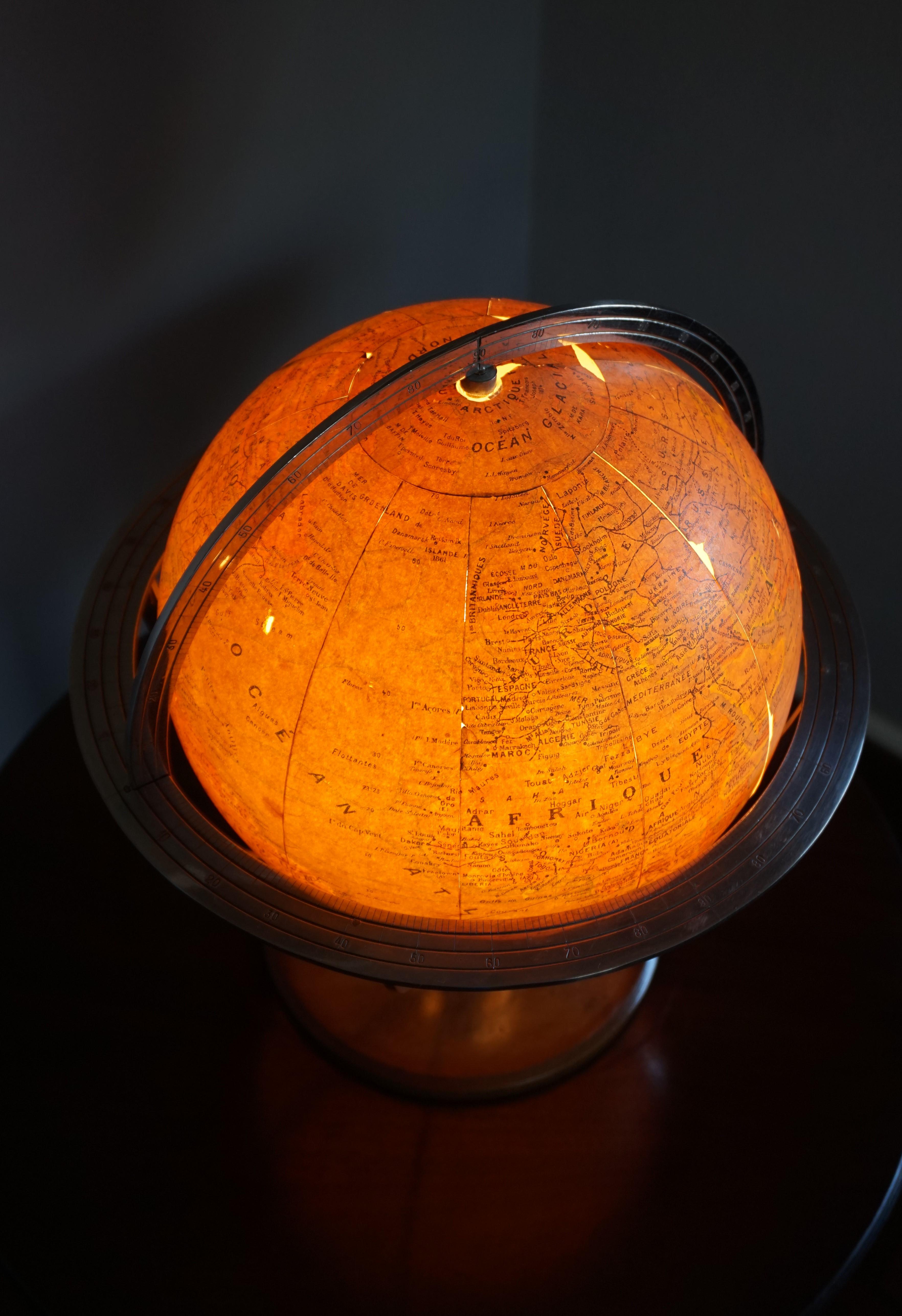 Élégant, de fabrication parisienne du milieu du 20e siècle, globe de bureau/de table terrestre avec lampe en vente 7