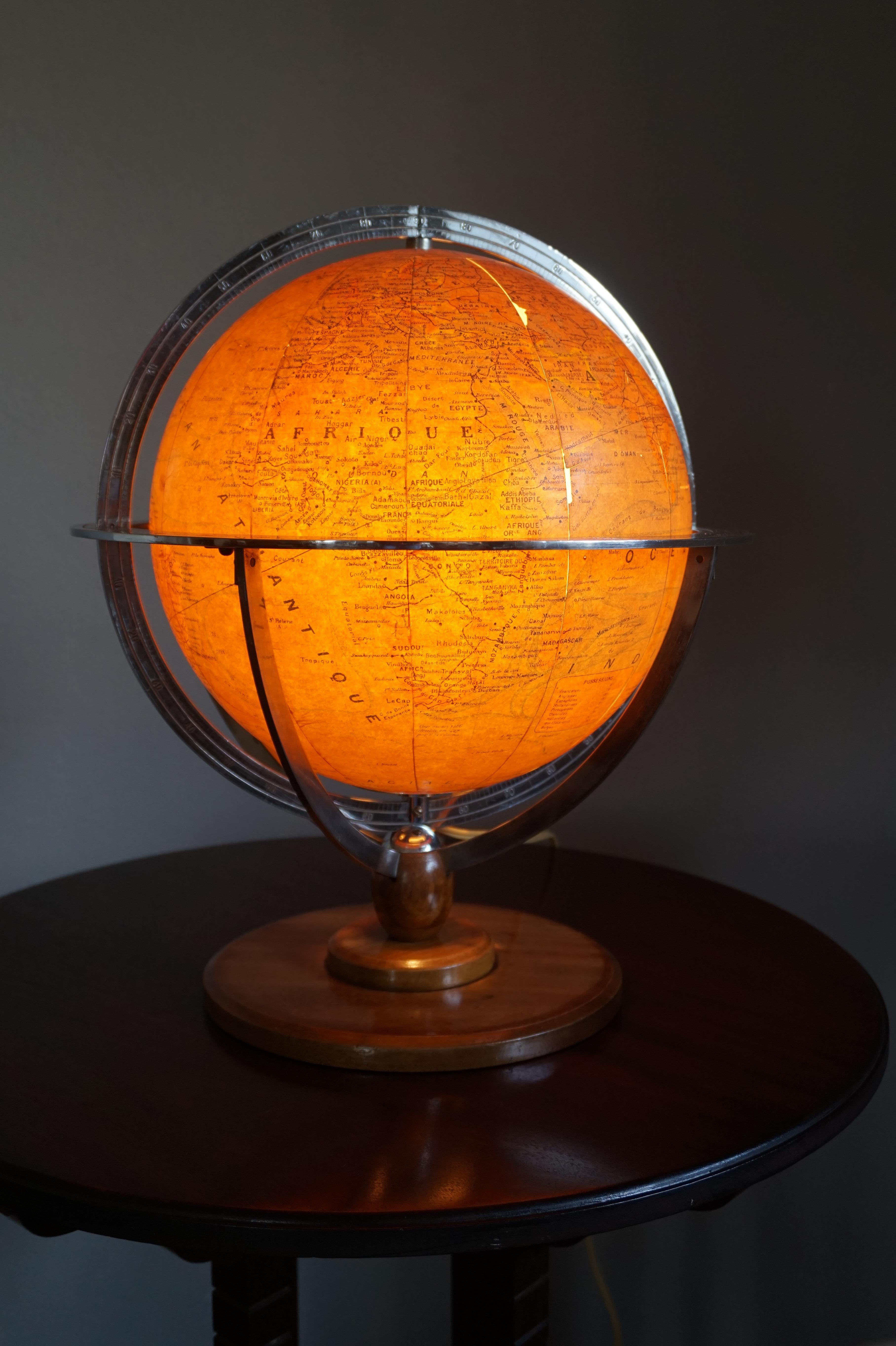 Élégant, de fabrication parisienne du milieu du 20e siècle, globe de bureau/de table terrestre avec lampe en vente 9
