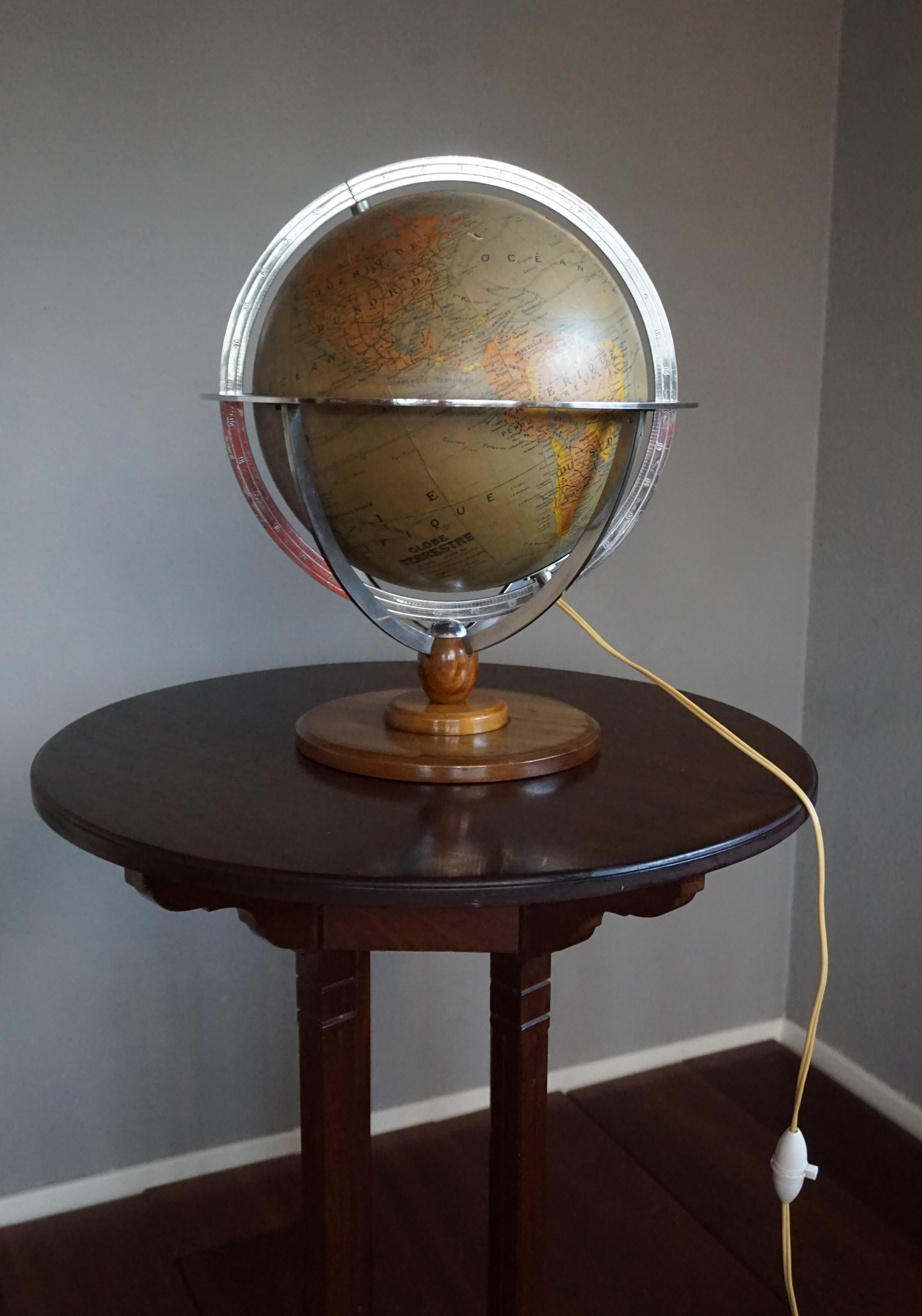 Stylish Mid-20th Century Made, Parisian Terrestrial Desk / Table Globe with Lamp For Sale 13