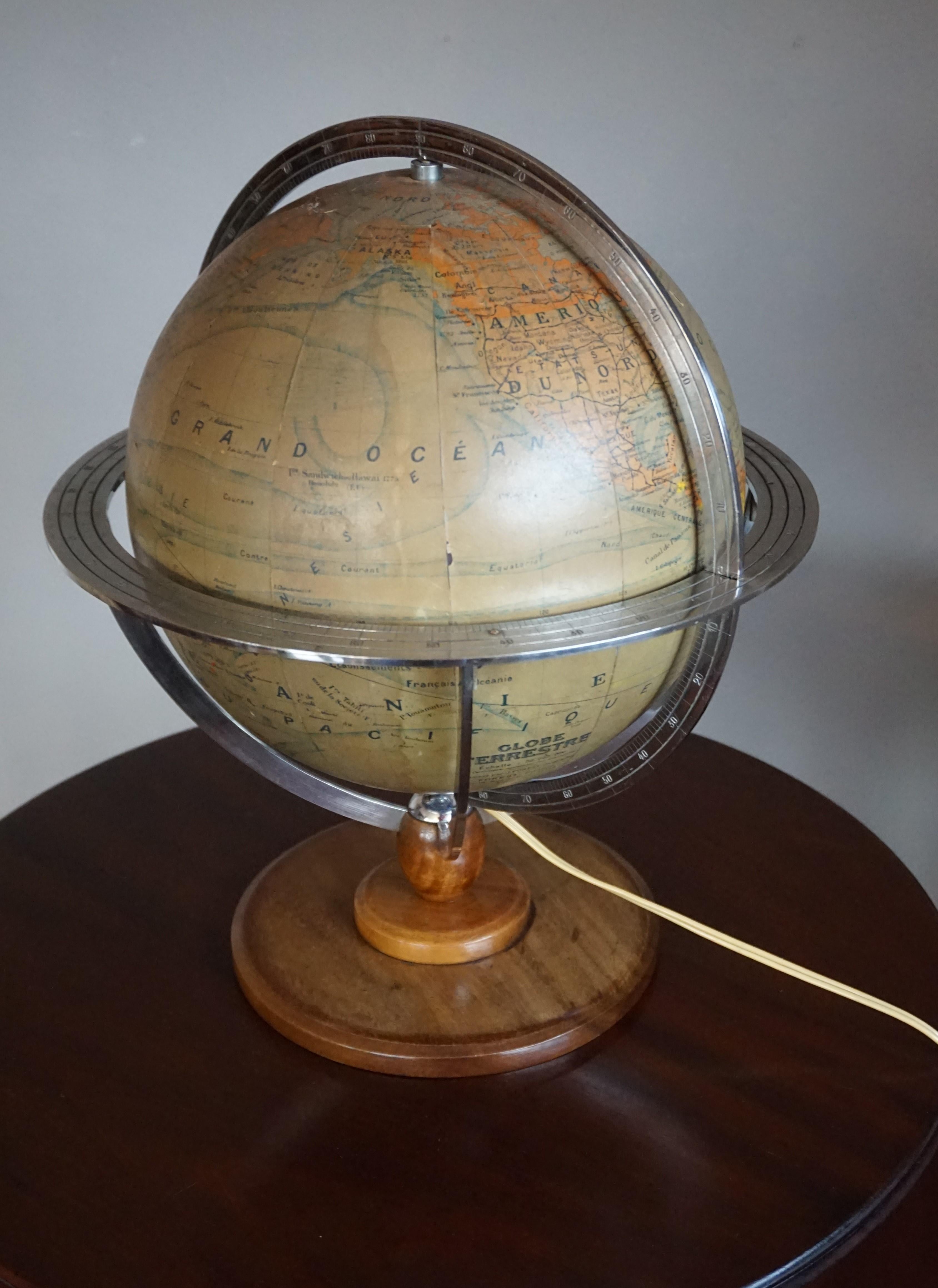 Art déco Élégant, de fabrication parisienne du milieu du 20e siècle, globe de bureau/de table terrestre avec lampe en vente