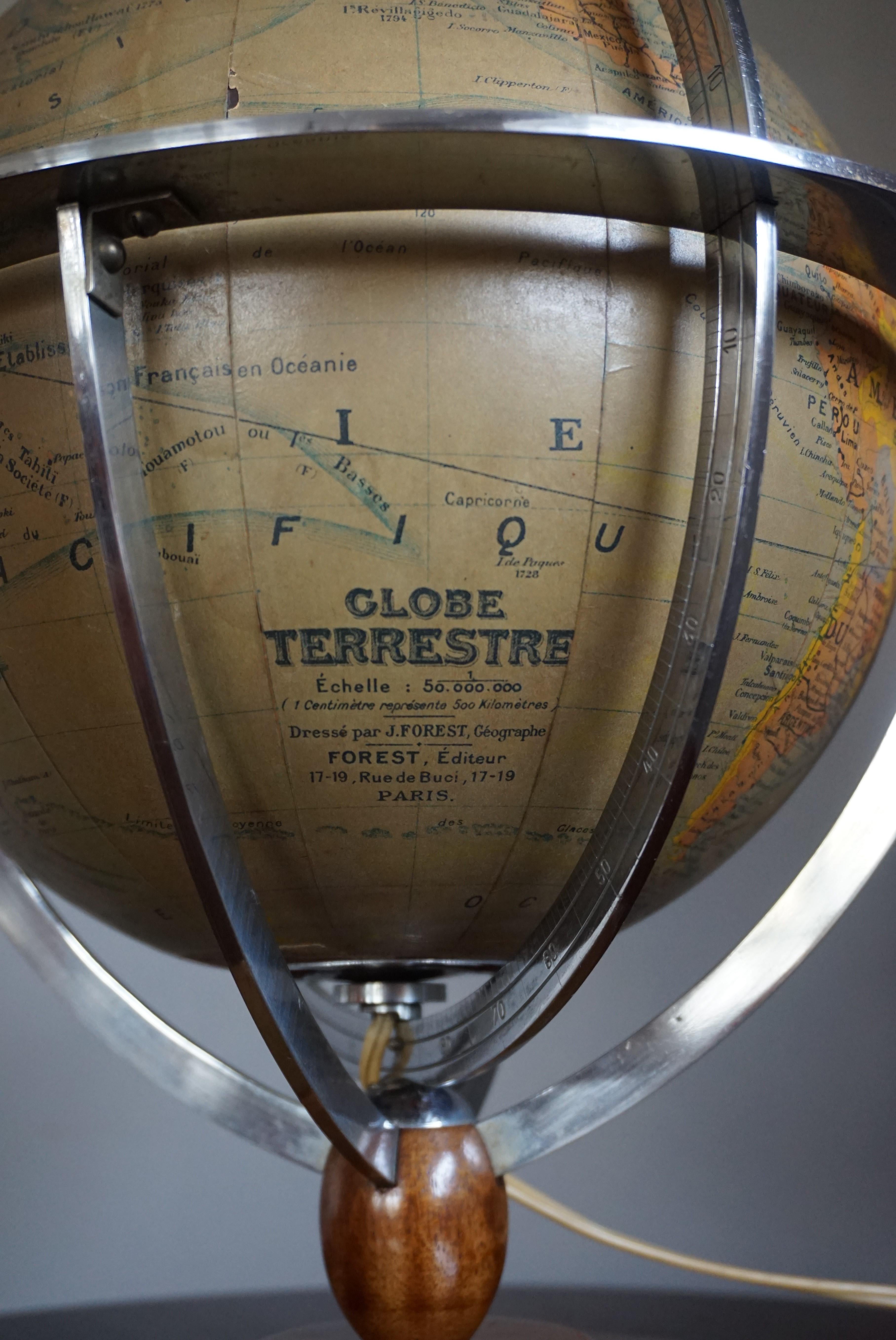 Élégant, de fabrication parisienne du milieu du 20e siècle, globe de bureau/de table terrestre avec lampe Bon état - En vente à Lisse, NL