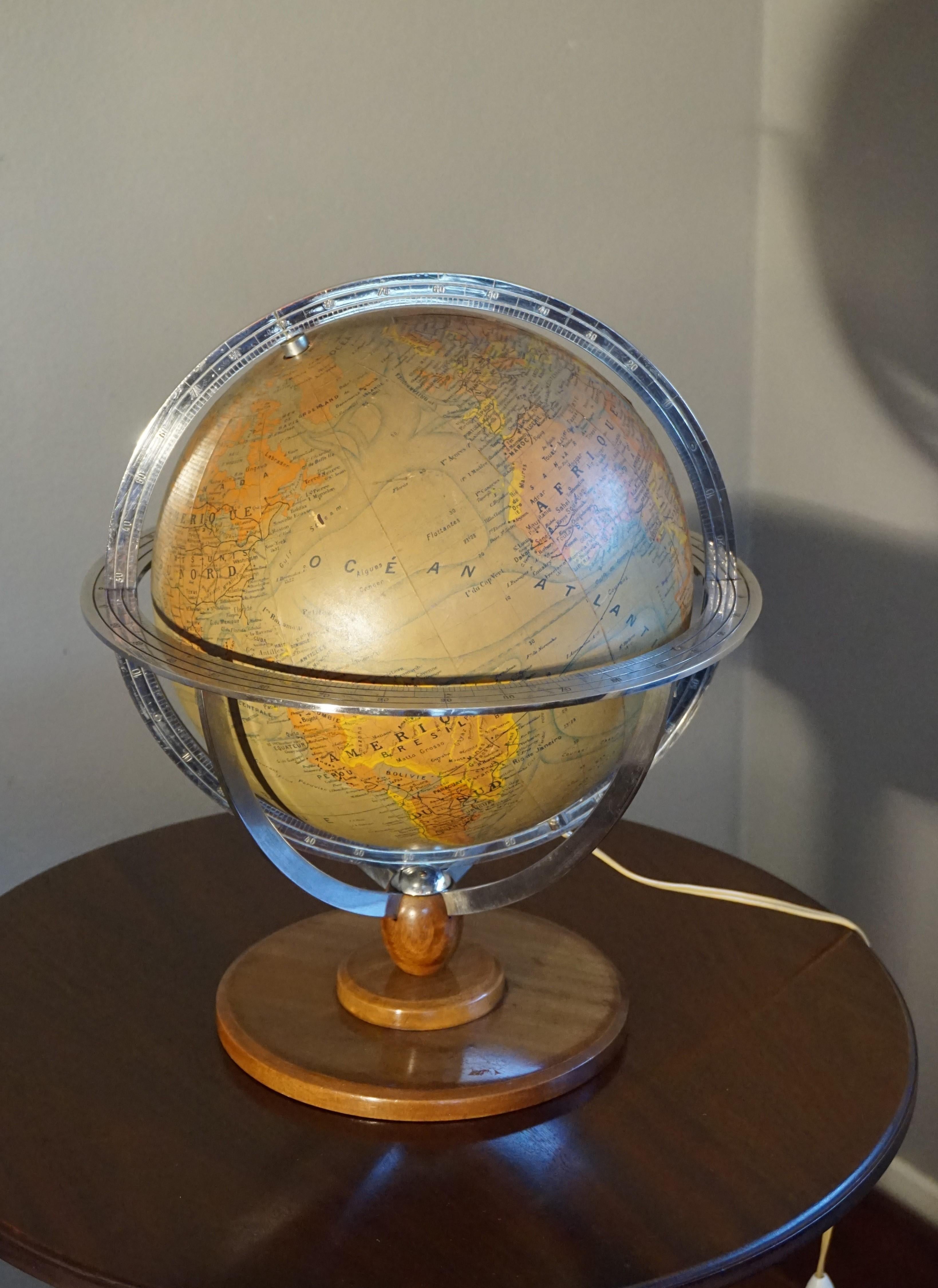 Vetro Elegante globo terrestre da tavolo e da scrivania parigino della metà del XX secolo con lampada in vendita
