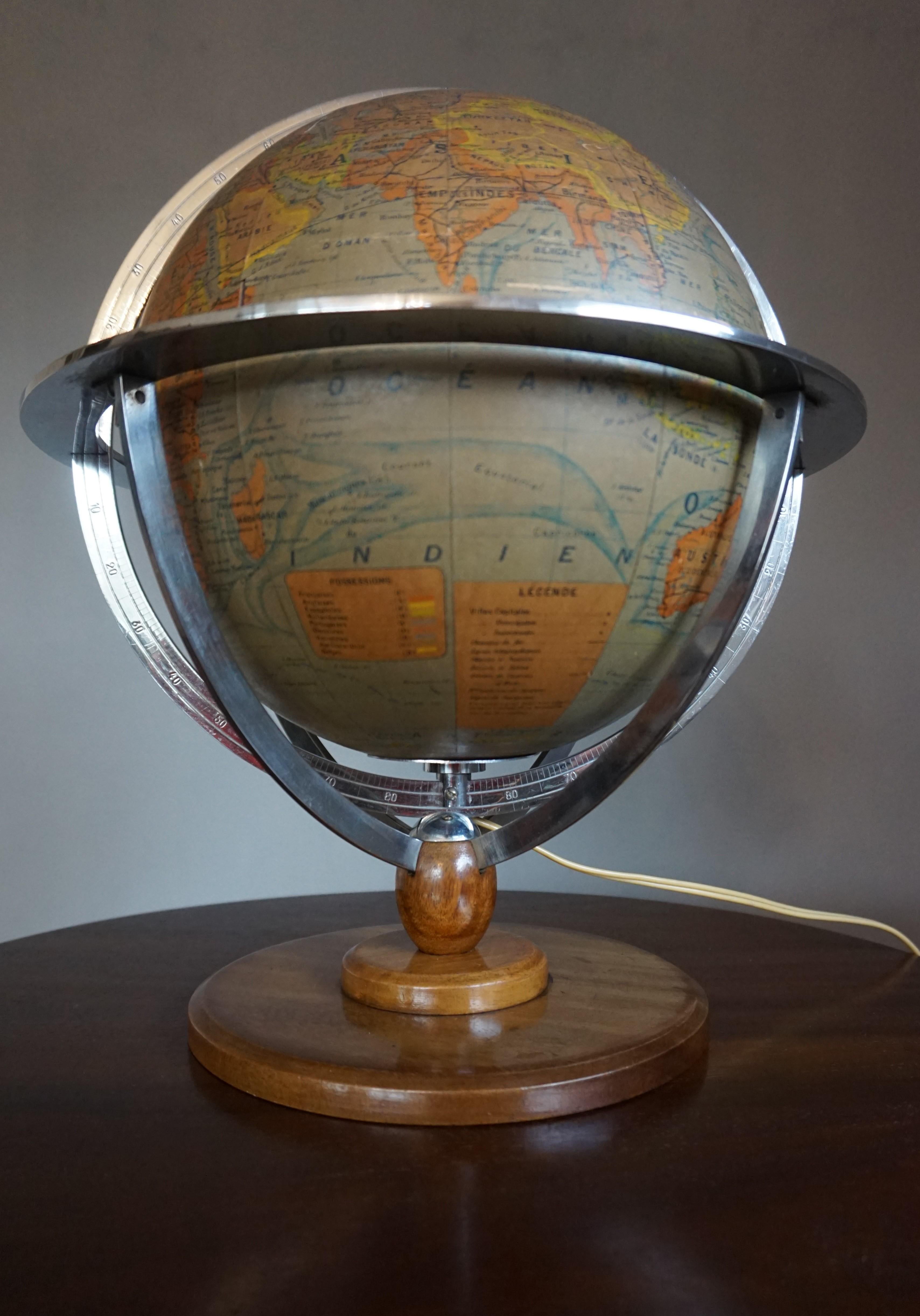 Élégant, de fabrication parisienne du milieu du 20e siècle, globe de bureau/de table terrestre avec lampe en vente 1