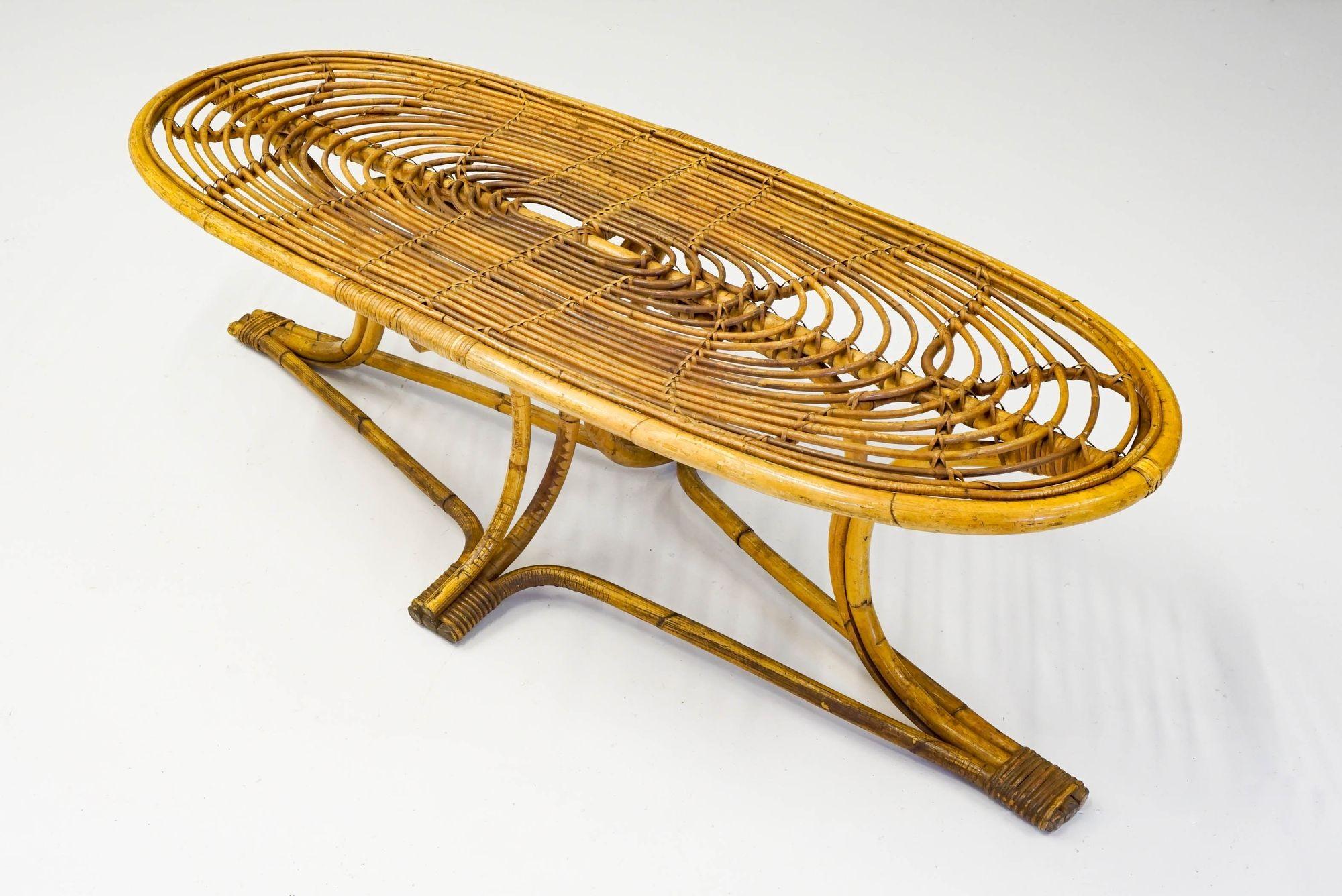Table basse ovale en bambou du milieu du siècle. Cette pièce a fière allure, sa couleur et sa patine sont ravissantes.

H 47cm x L 147cm x P 57cm
France circa 1950
30