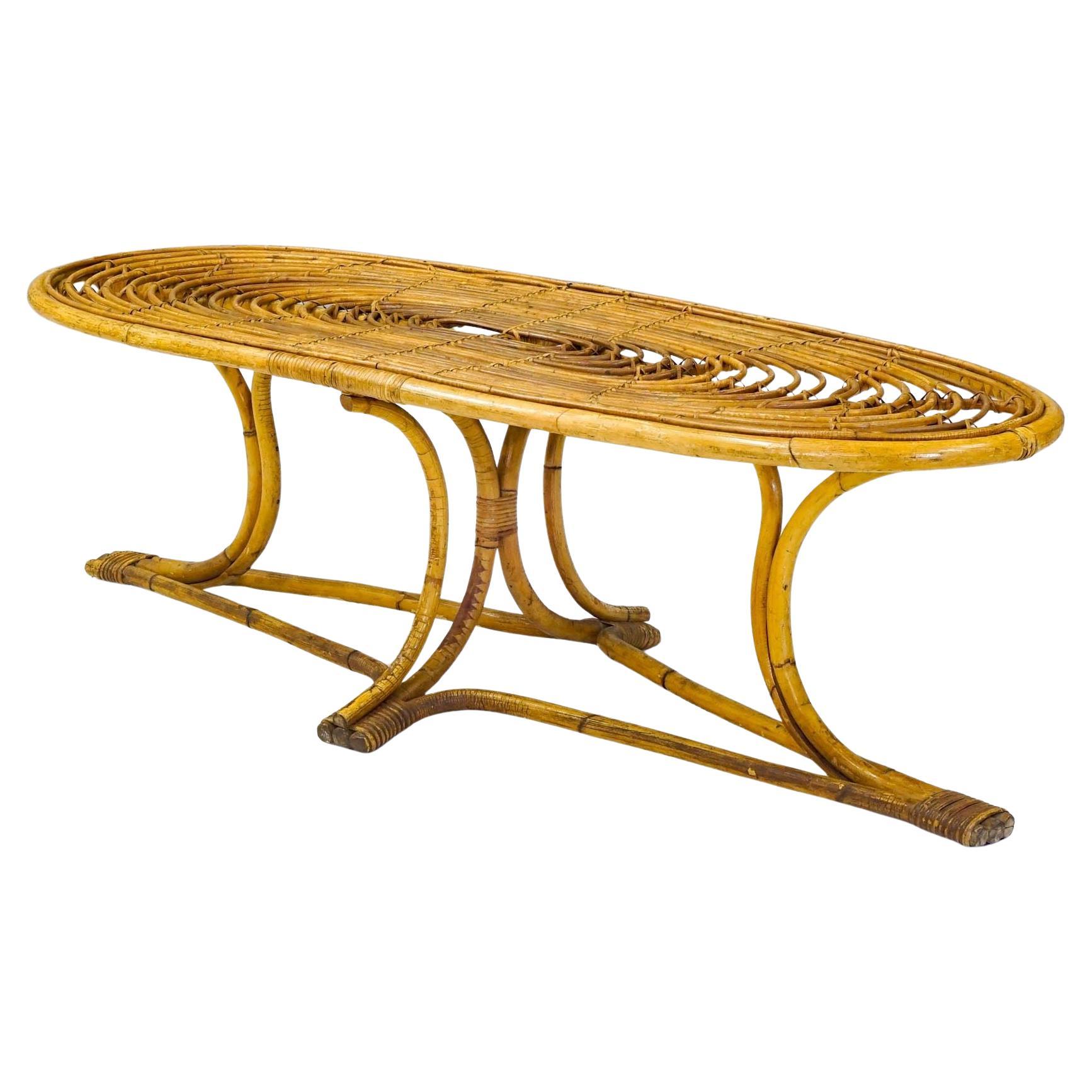 Elegante mesa baja de bambú de mediados de siglo