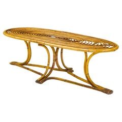 Elegante mesa baja de bambú de mediados de siglo
