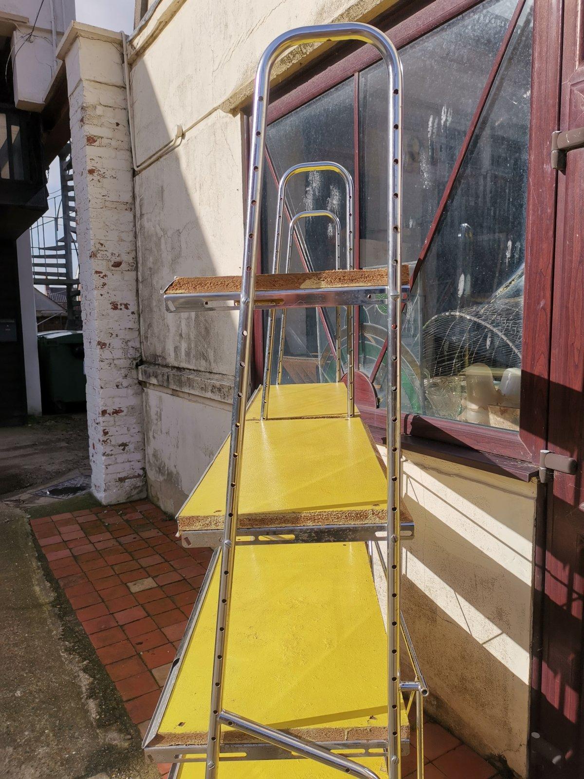 Elegante estantería de tienda de mediados de siglo cromada sobre acero con soportes traseros arriostrados Acero en venta