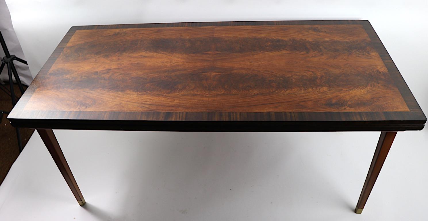 Stylish Mid Century Dining Table with Refractory Leaves In Good Condition In New York, NY