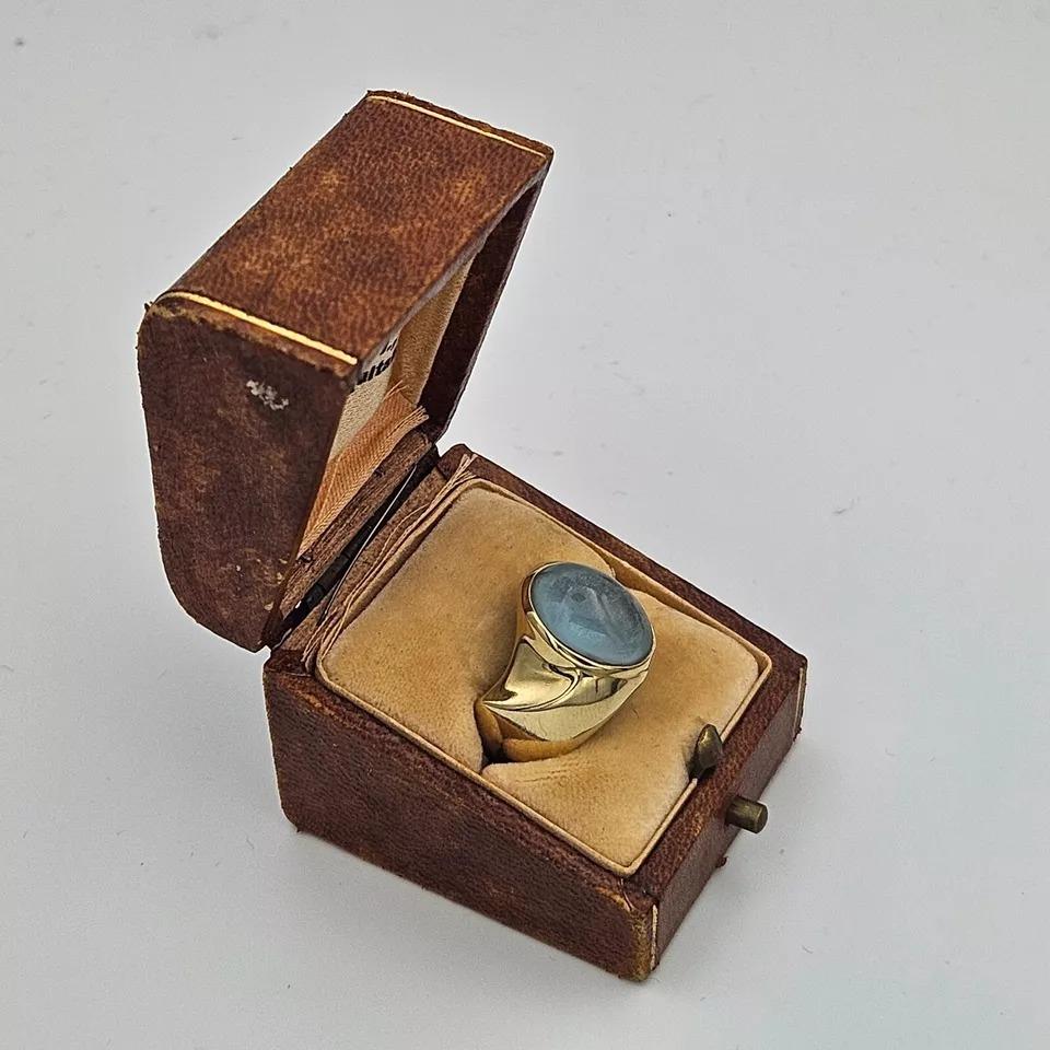 Stylish Mid Century Italian 18k Yellow Gold Oval Vintage Blue Topaz Ring In Excellent Condition For Sale In Kenley surrey, GB
