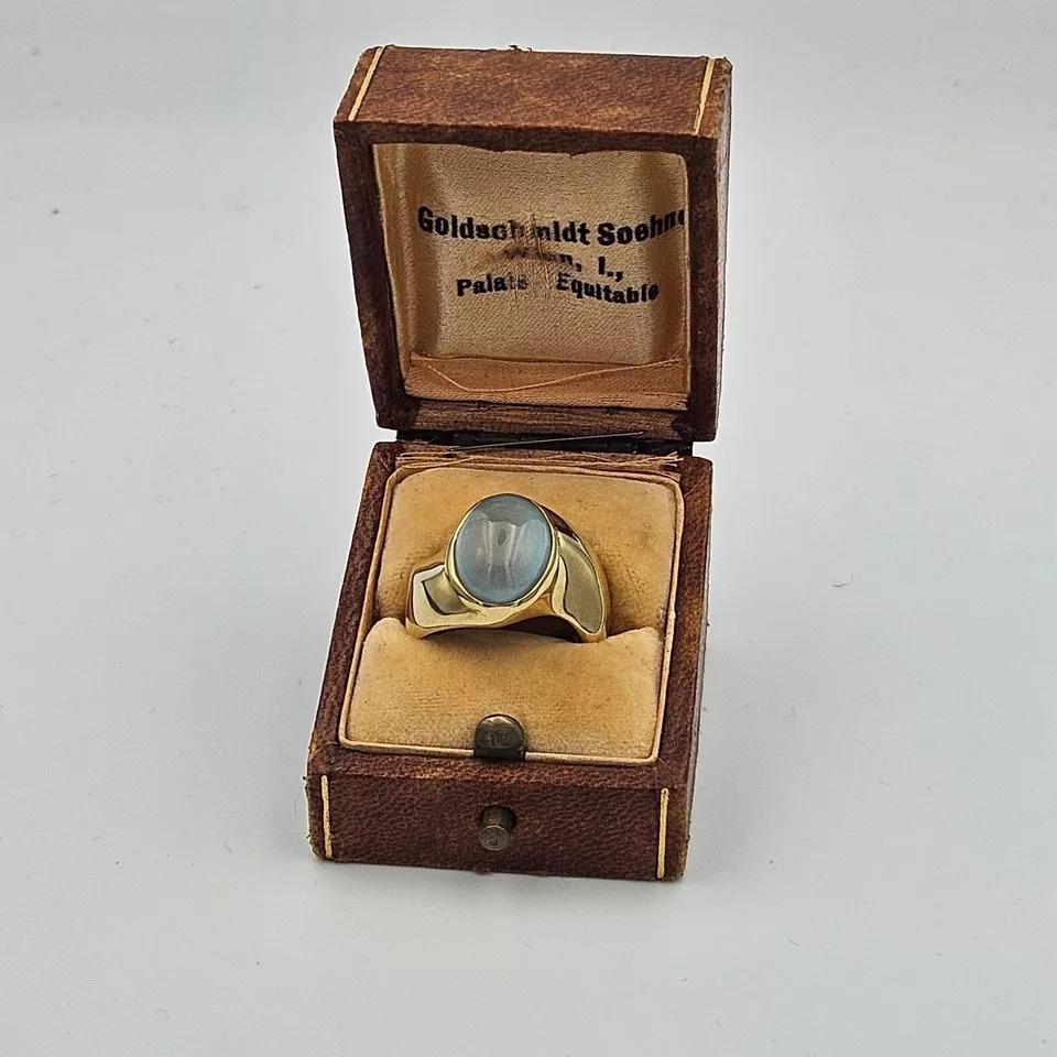 Women's or Men's Stylish Mid Century Italian 18k Yellow Gold Oval Vintage Blue Topaz Ring For Sale