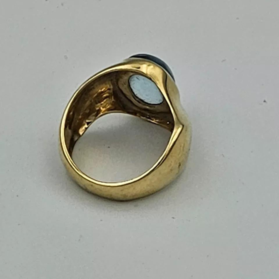 Stylish Mid Century Italian 18k Yellow Gold Oval Vintage Blue Topaz Ring For Sale 1