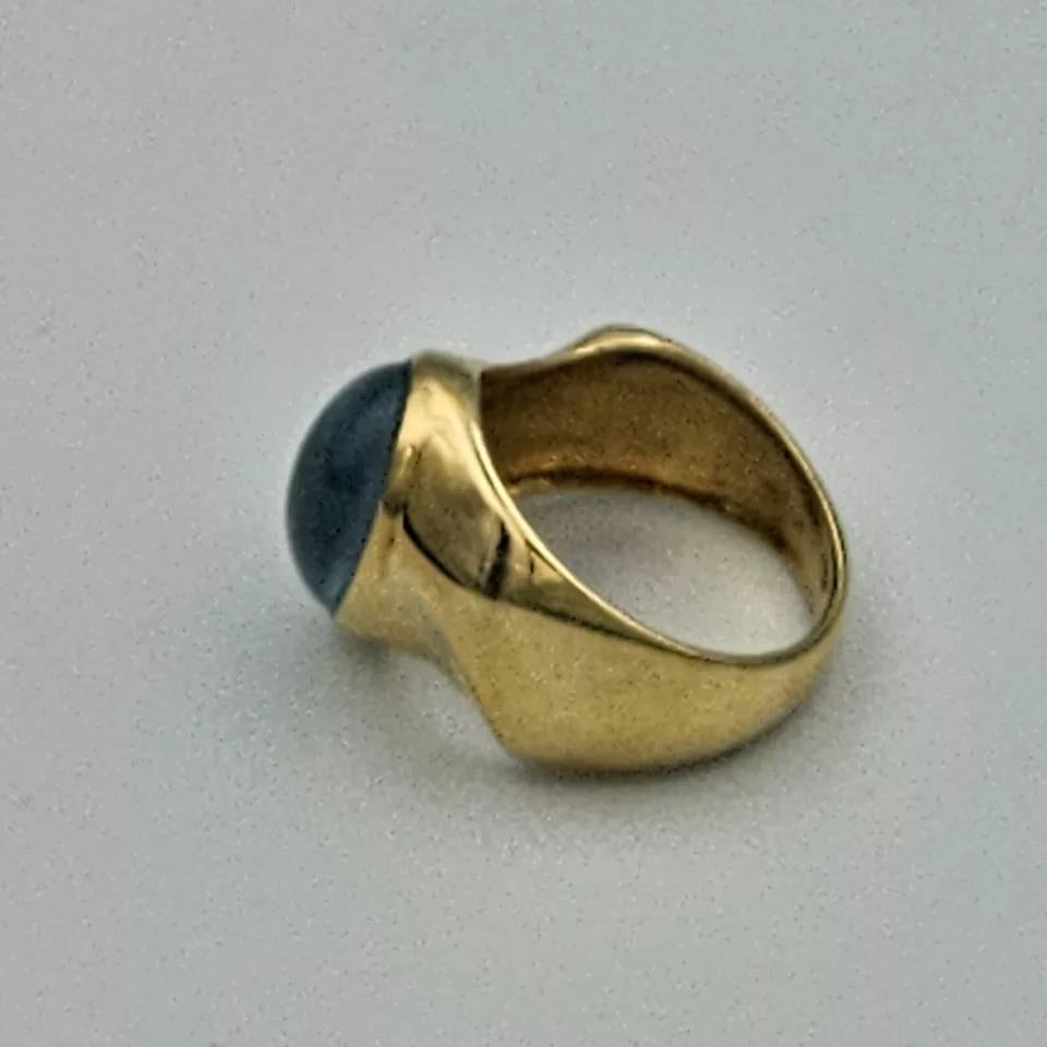 Stylish Mid Century Italian 18k Yellow Gold Oval Vintage Blue Topaz Ring For Sale 2