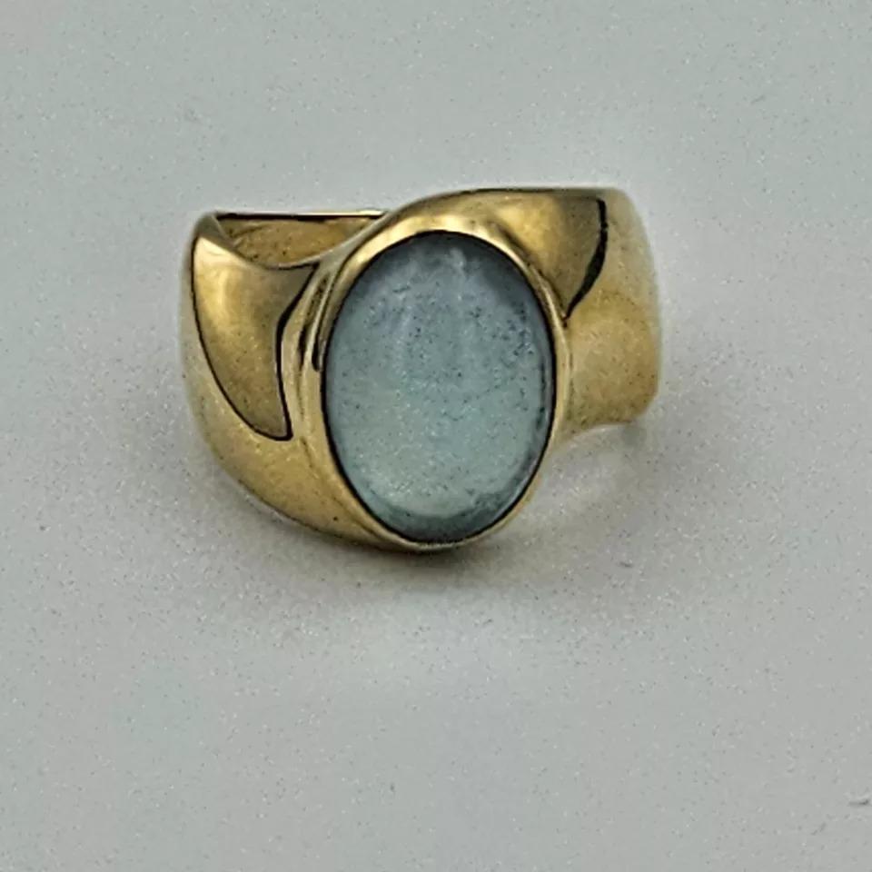 Stylish Mid Century Italian 18k Yellow Gold Oval Vintage Blue Topaz Ring For Sale 3