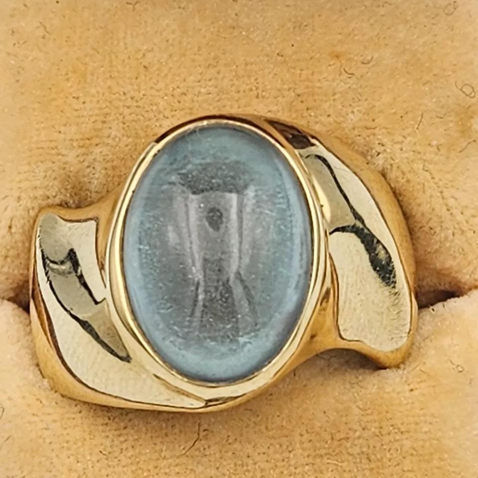 Stylish Mid Century Italian 18k Yellow Gold Oval Vintage Blue Topaz Ring For Sale 4