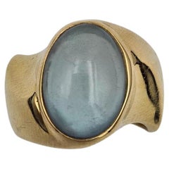 Stylish Mid Century Italian 18k Yellow Gold Oval Vintage Blue Topaz Ring