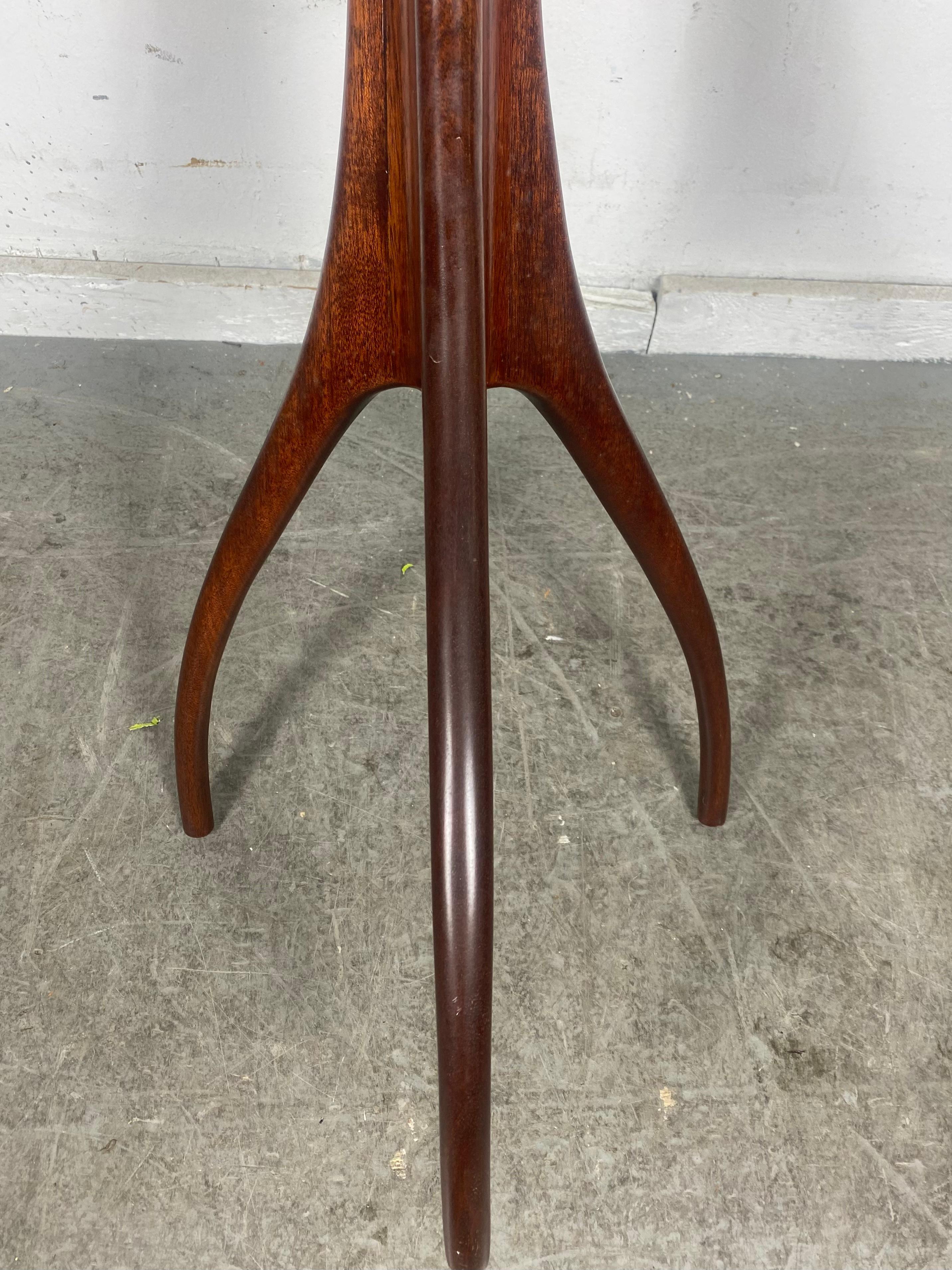 Stylish Midcentury Mahogany Tripod Lamp Table / Stand Attrib to Edward Wormley In Good Condition For Sale In Buffalo, NY