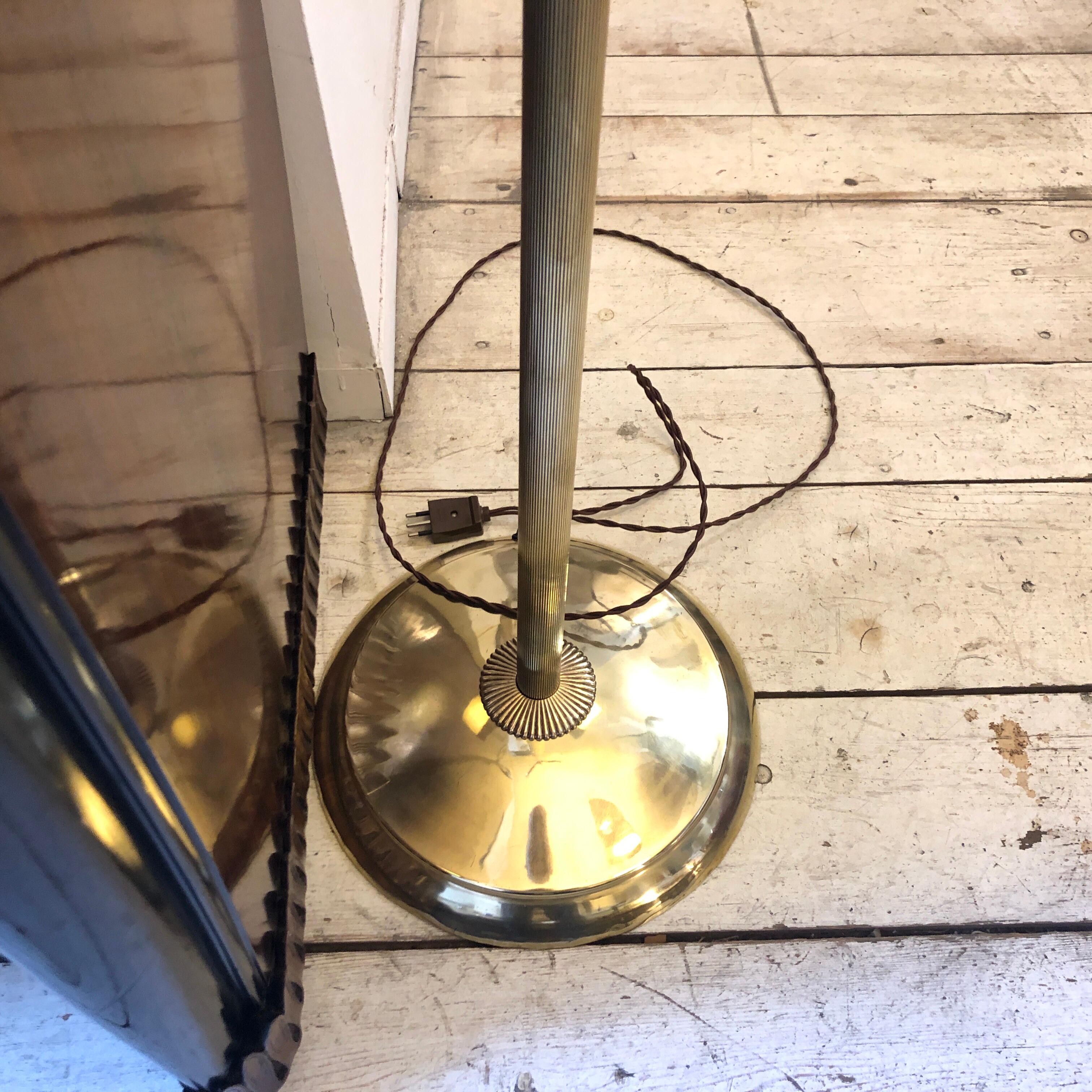 Stylish Mid-Century Modern Brass Italian Floor Lamp, circa 1950 For Sale 3