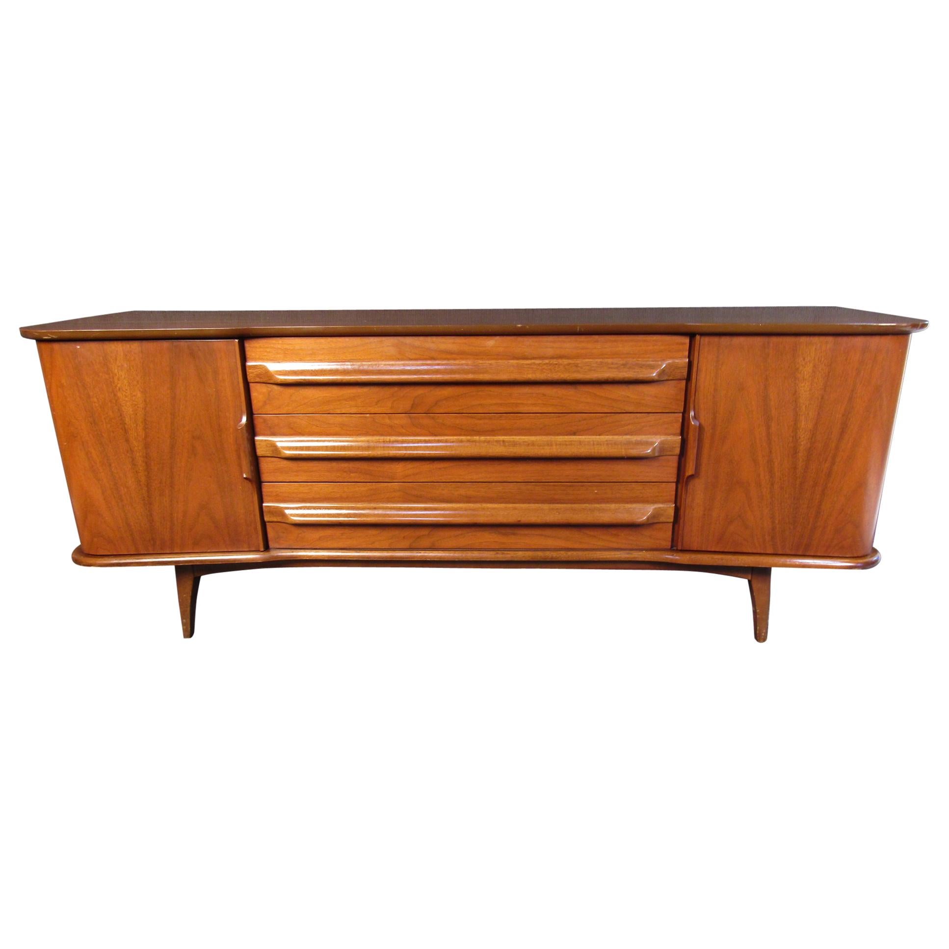 Stylish MidCentury Modern Credenza For Sale at 1stDibs