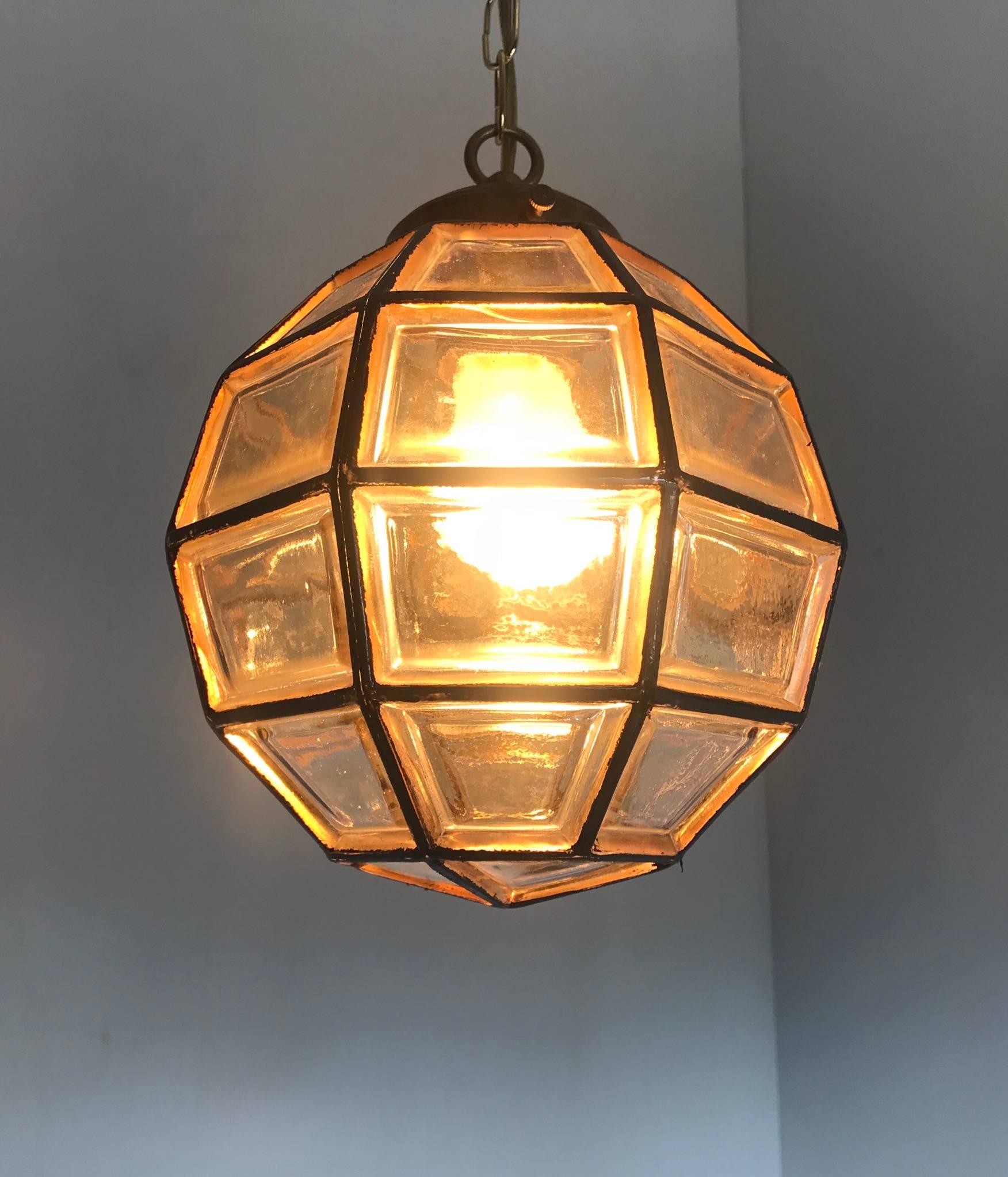 Stylish Mid-Century Modern Facetted and Lined Glass Pendant or Ceiling Lamp For Sale 6