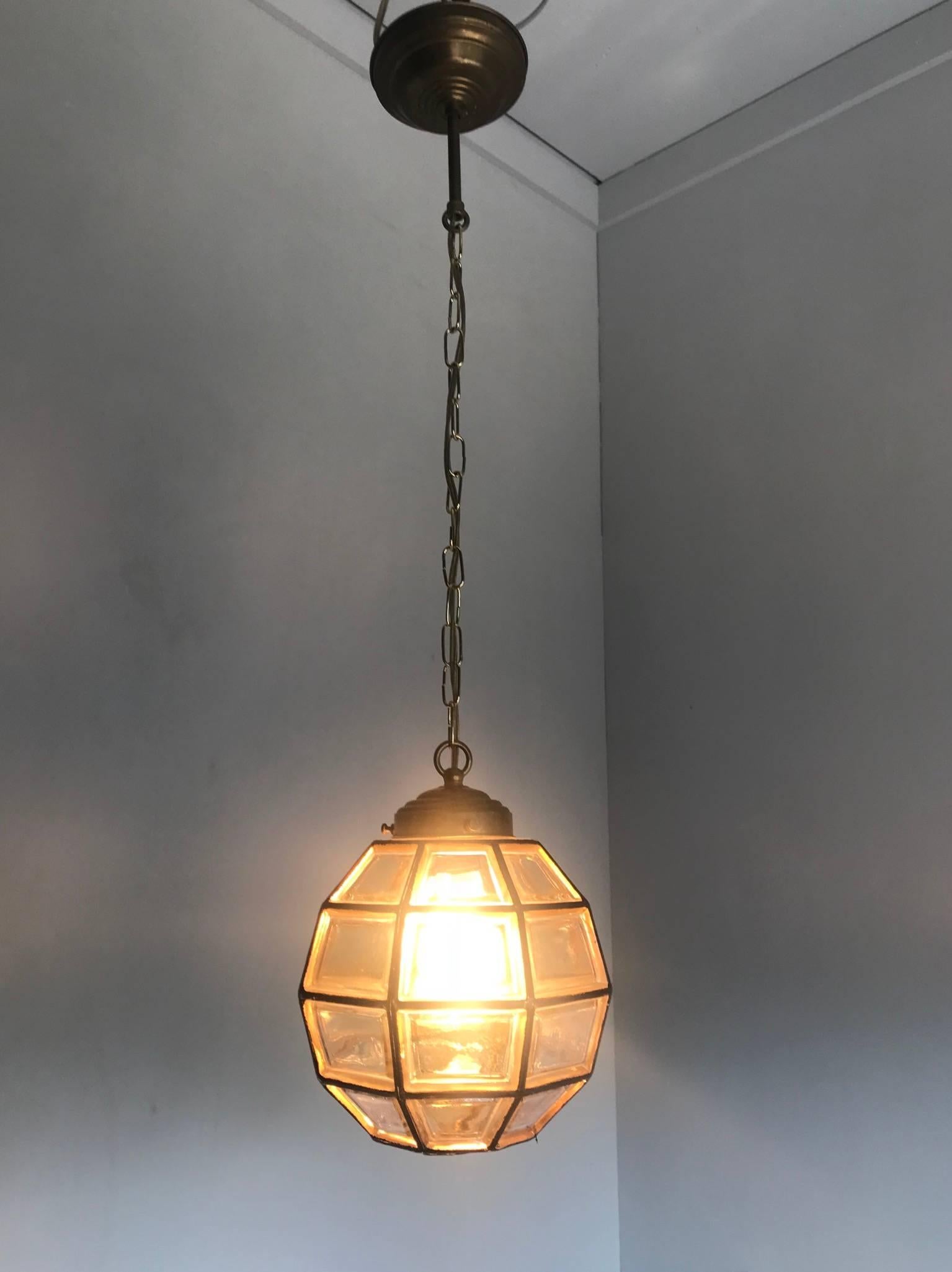 Stylish Mid-Century Modern Facetted and Lined Glass Pendant or Ceiling Lamp In Excellent Condition For Sale In Lisse, NL