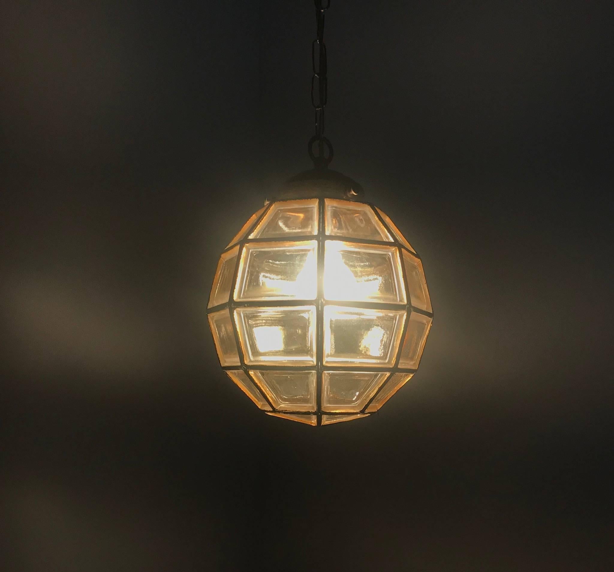 20th Century Stylish Mid-Century Modern Facetted and Lined Glass Pendant or Ceiling Lamp For Sale