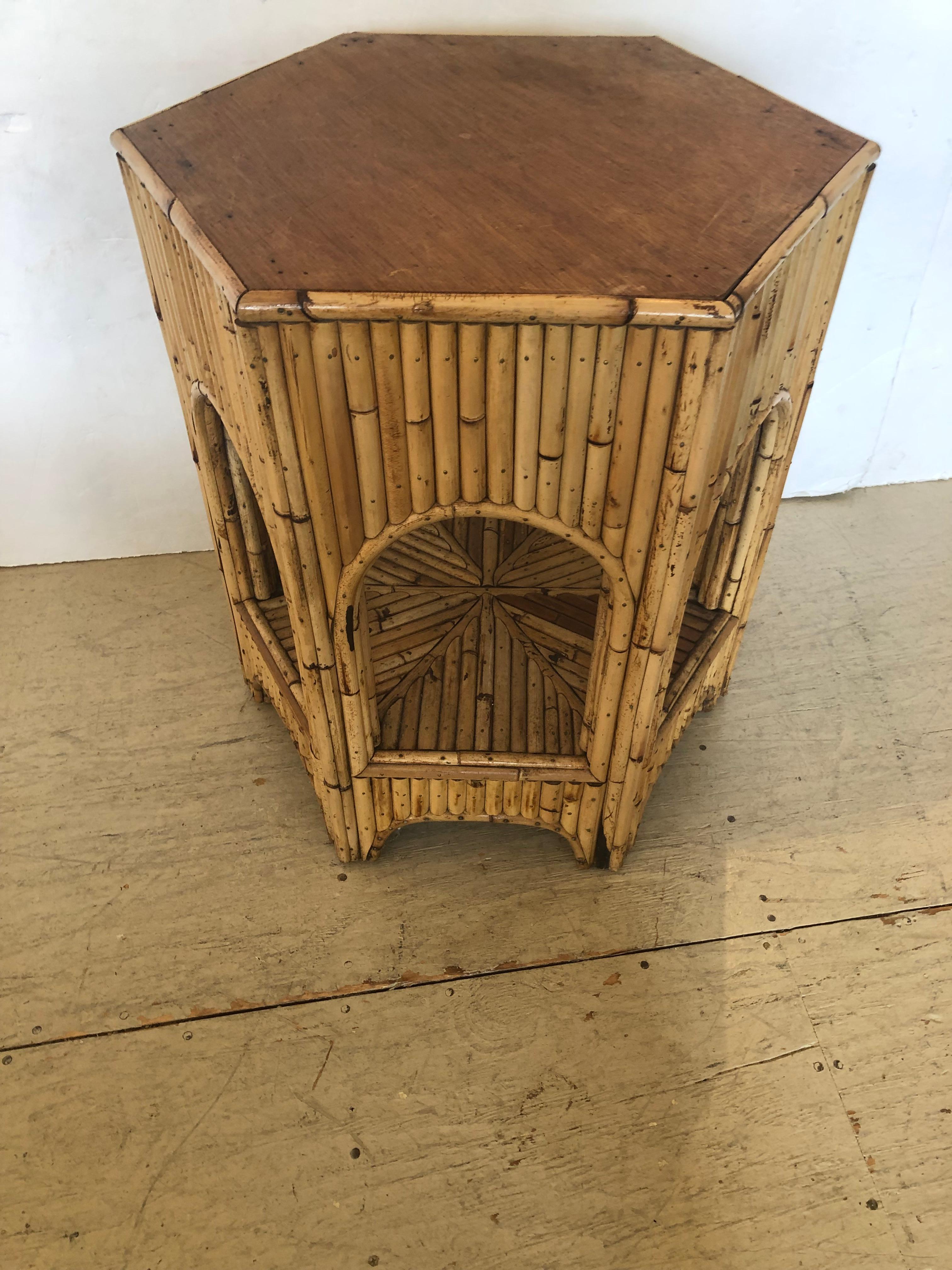 Stylish Mid Century Modern Hexagonal Bamboo Side End Table In Good Condition For Sale In Hopewell, NJ