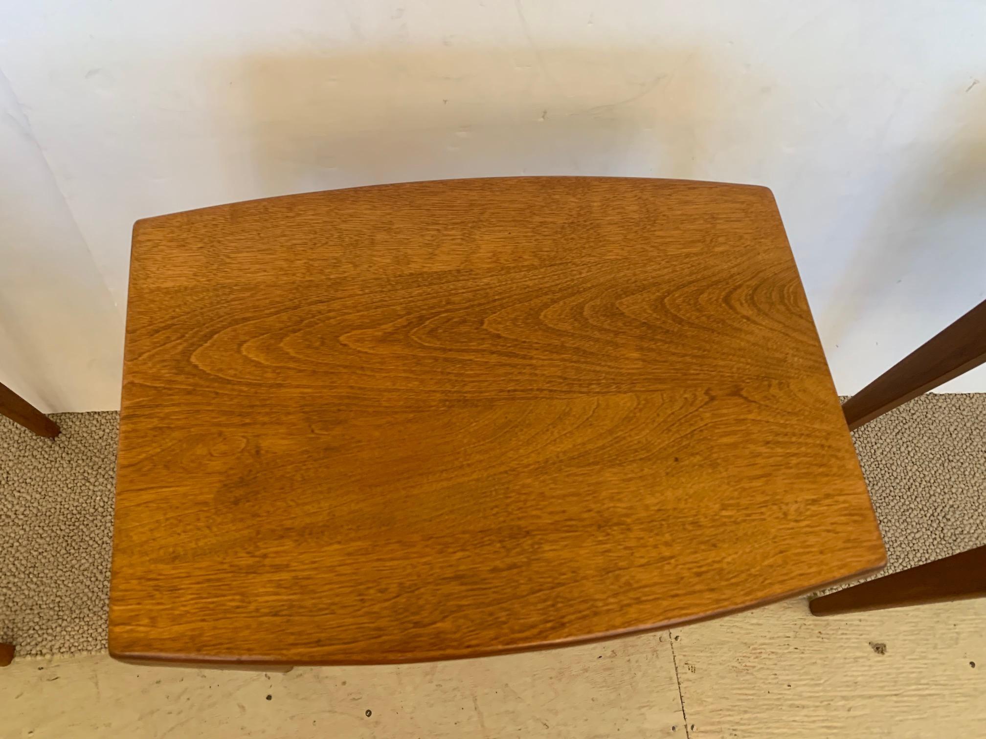 Stylish Mid Century Modern Set of Heywood Wakefield Maple Nesting Tables In Good Condition In Hopewell, NJ