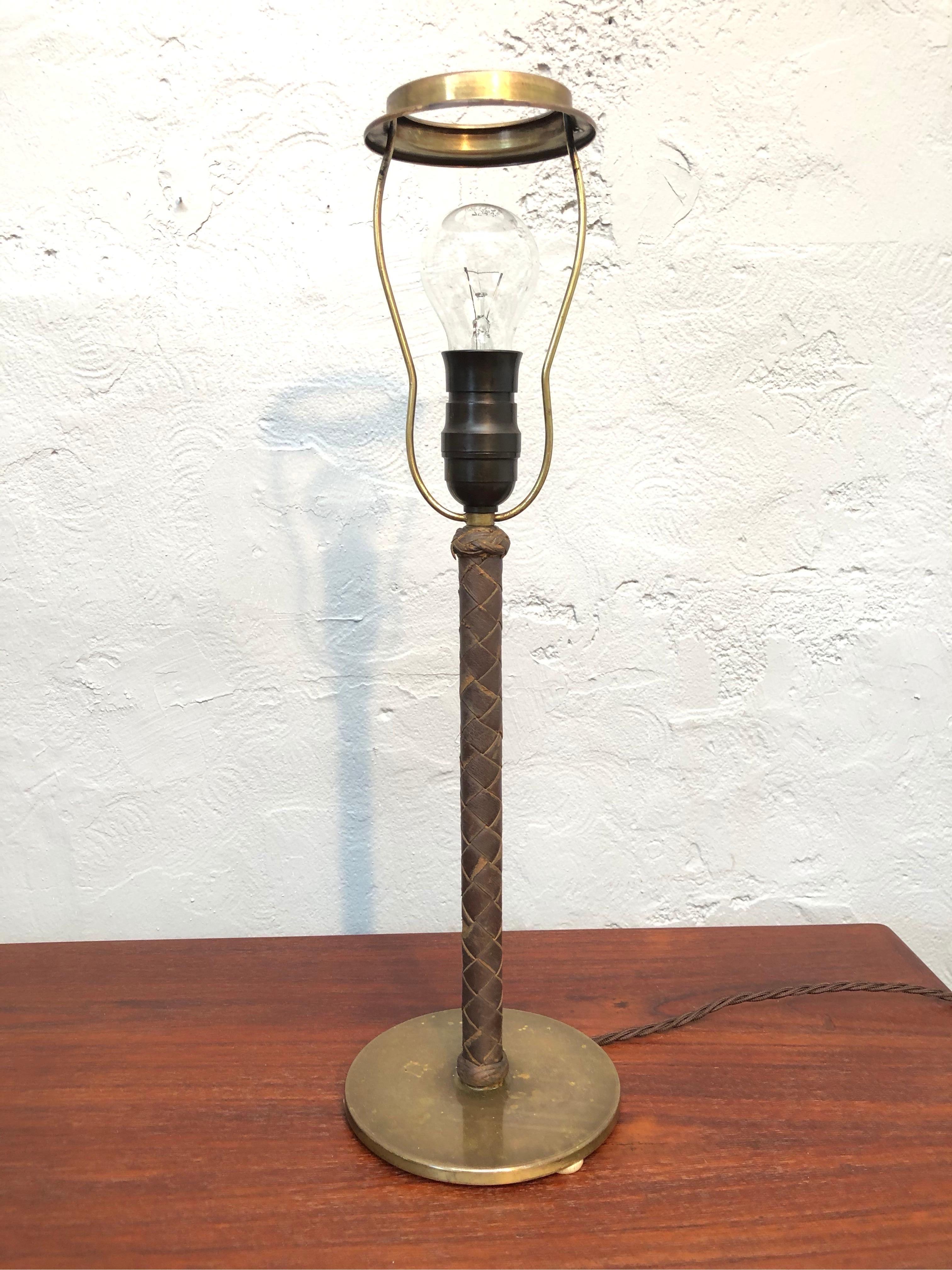 Stylish Mid-Century Modern table lamp in brass and leather.
Cast iron base with a brass covering.
Leather pleated stem.
Great quality typical of the period.
Rewired with a brown twisted cloth flex and grounded.
Original Bakelite lamp holder