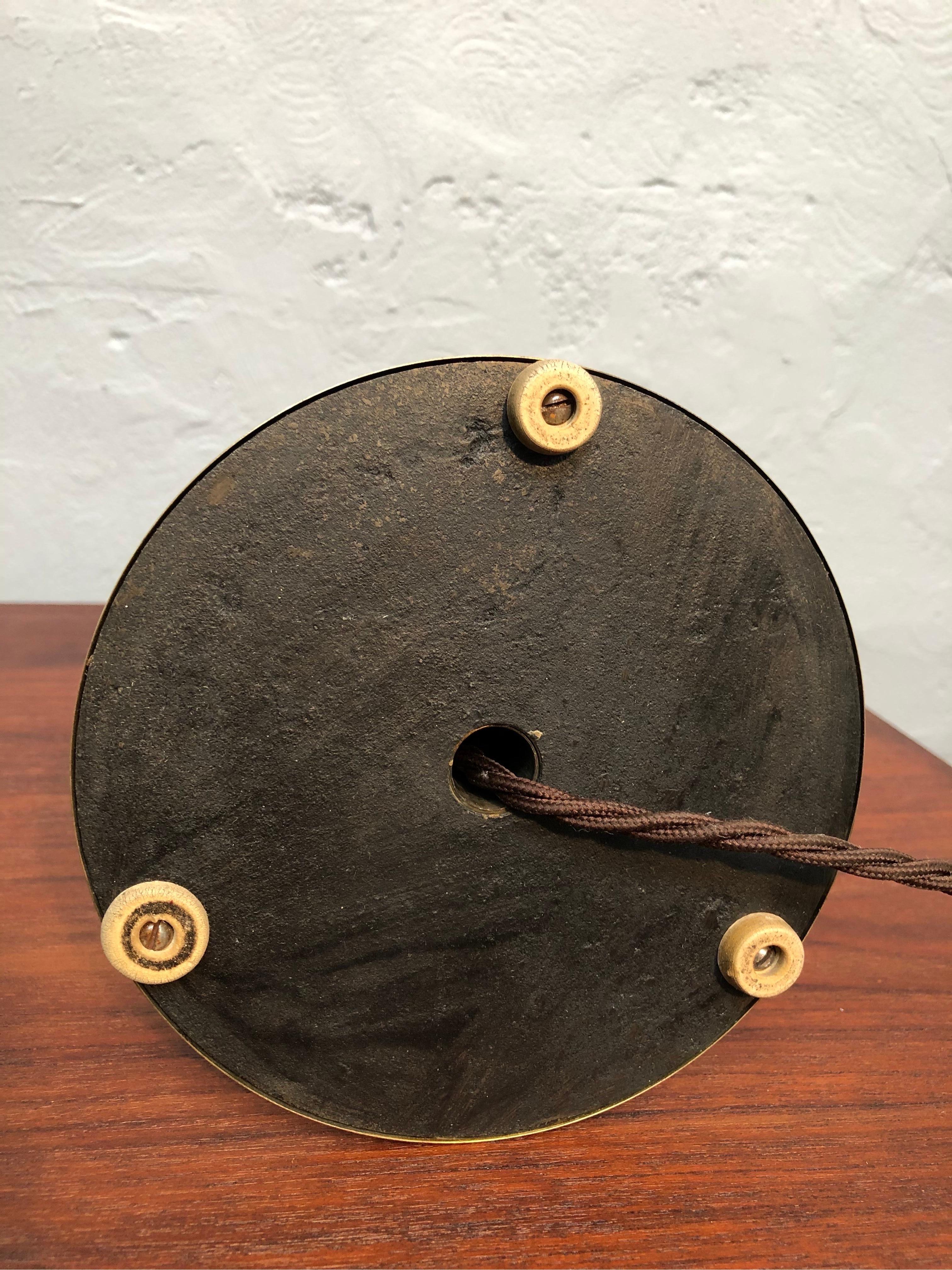 Elegante lámpara de mesa moderna de mediados de siglo en latón y cuero mediados del siglo XX en venta